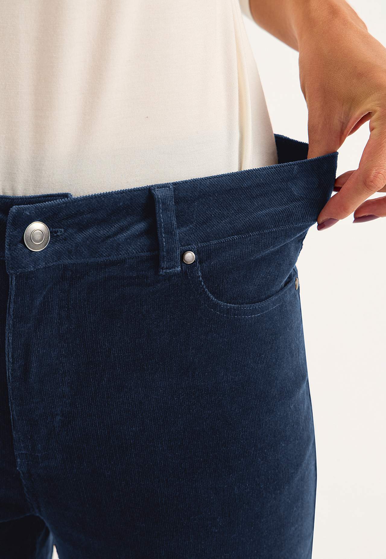 Joustavat vakosamettihousut suorilla lahkeilla