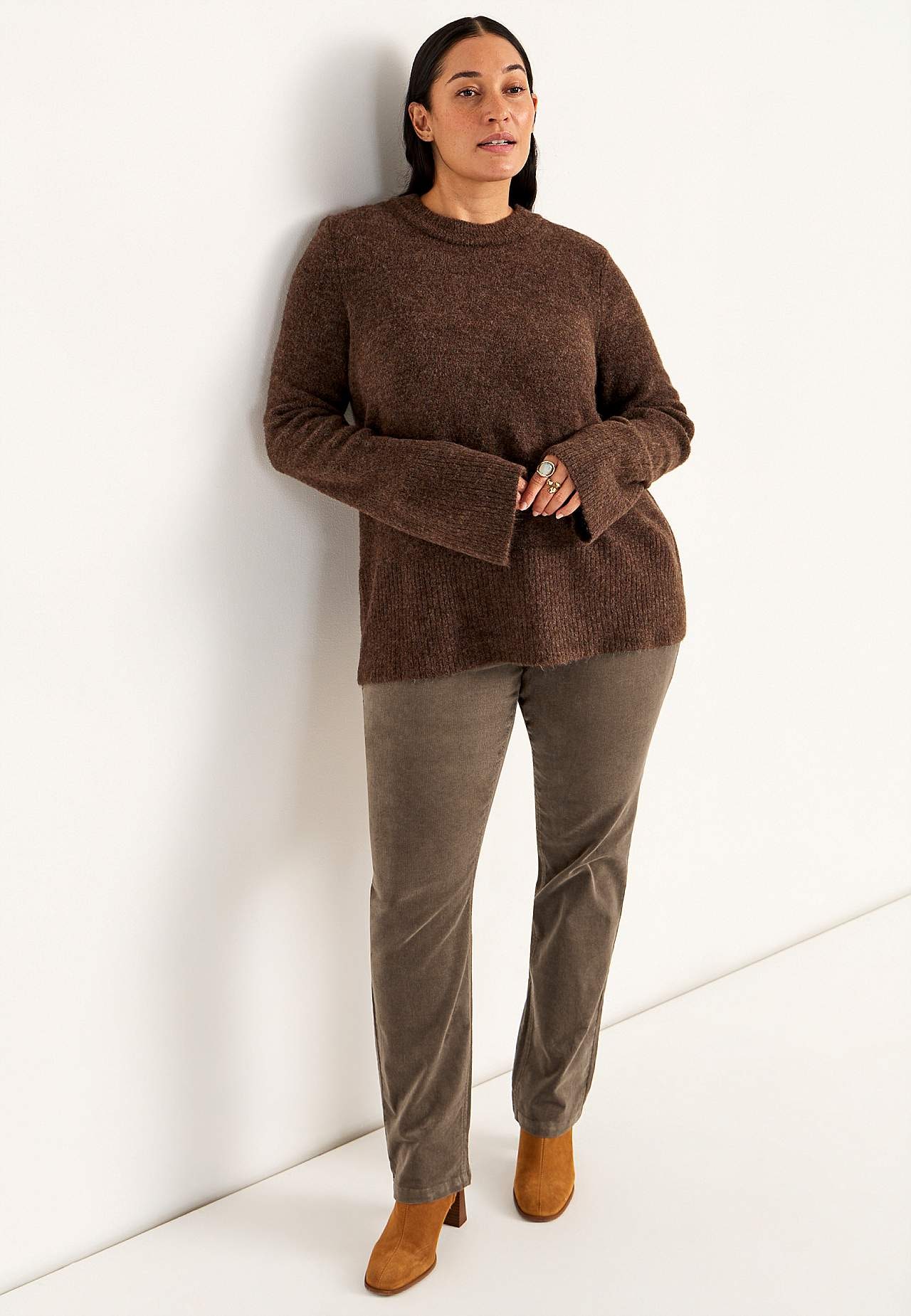 Joustavat vakosamettihousut suorilla lahkeilla