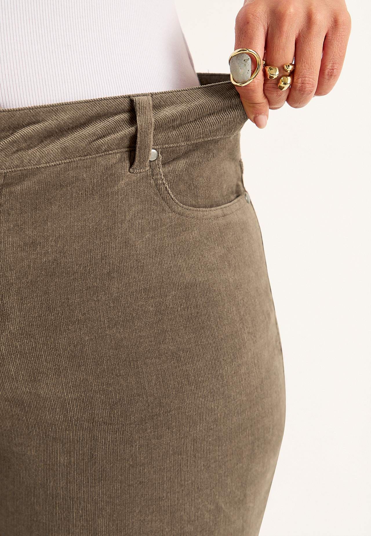 Joustavat vakosamettihousut suorilla lahkeilla