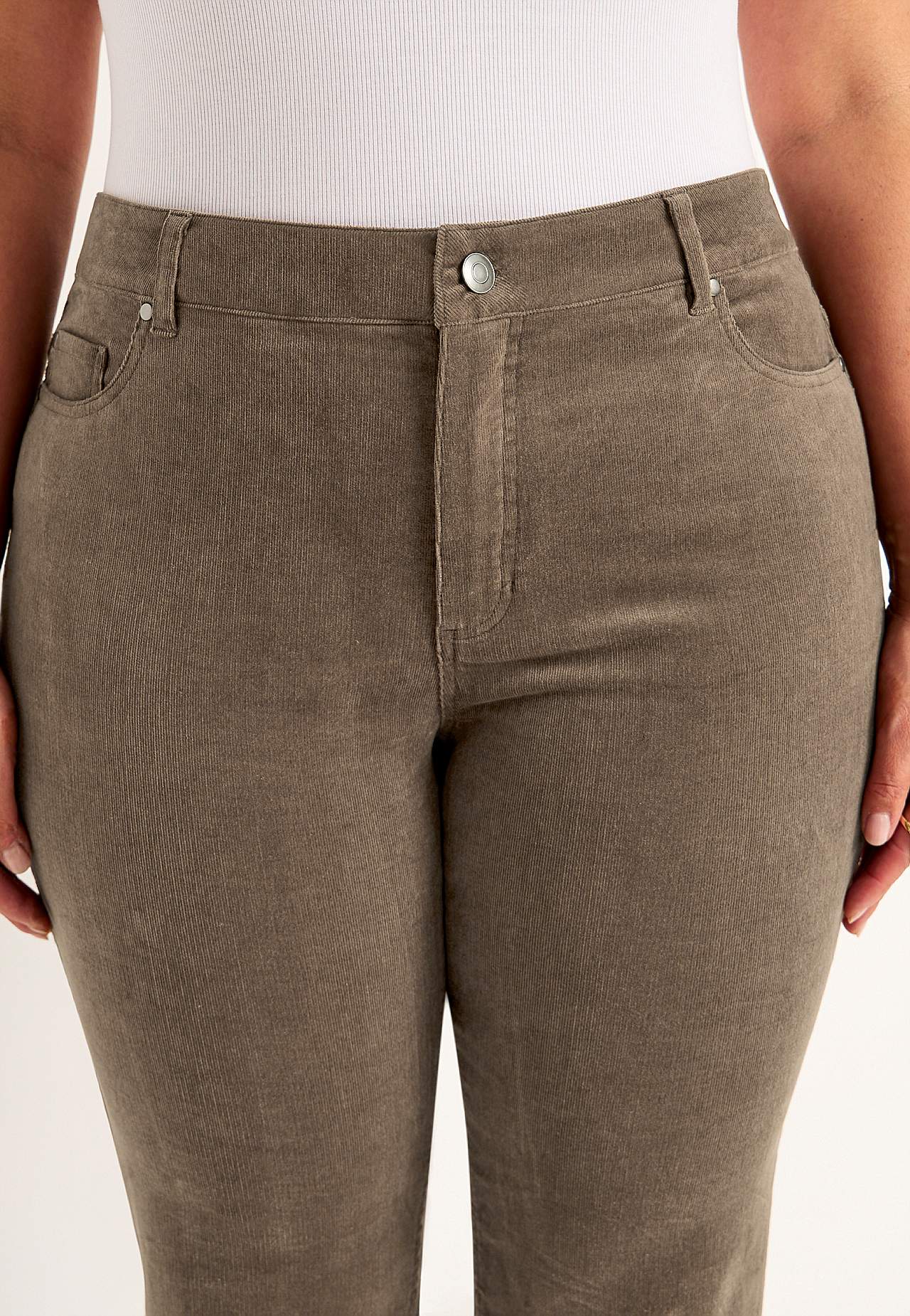 Joustavat vakosamettihousut suorilla lahkeilla