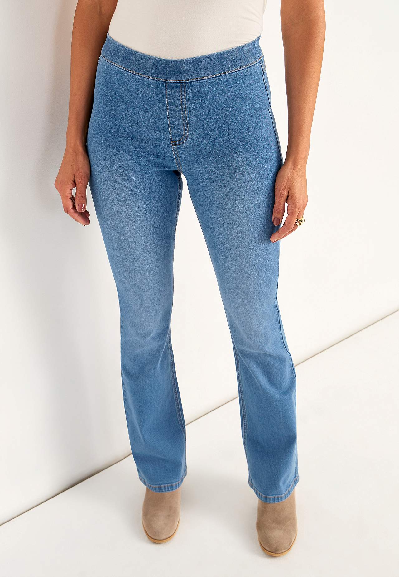 Joustavat jeggingsit bootcut-lahkeella