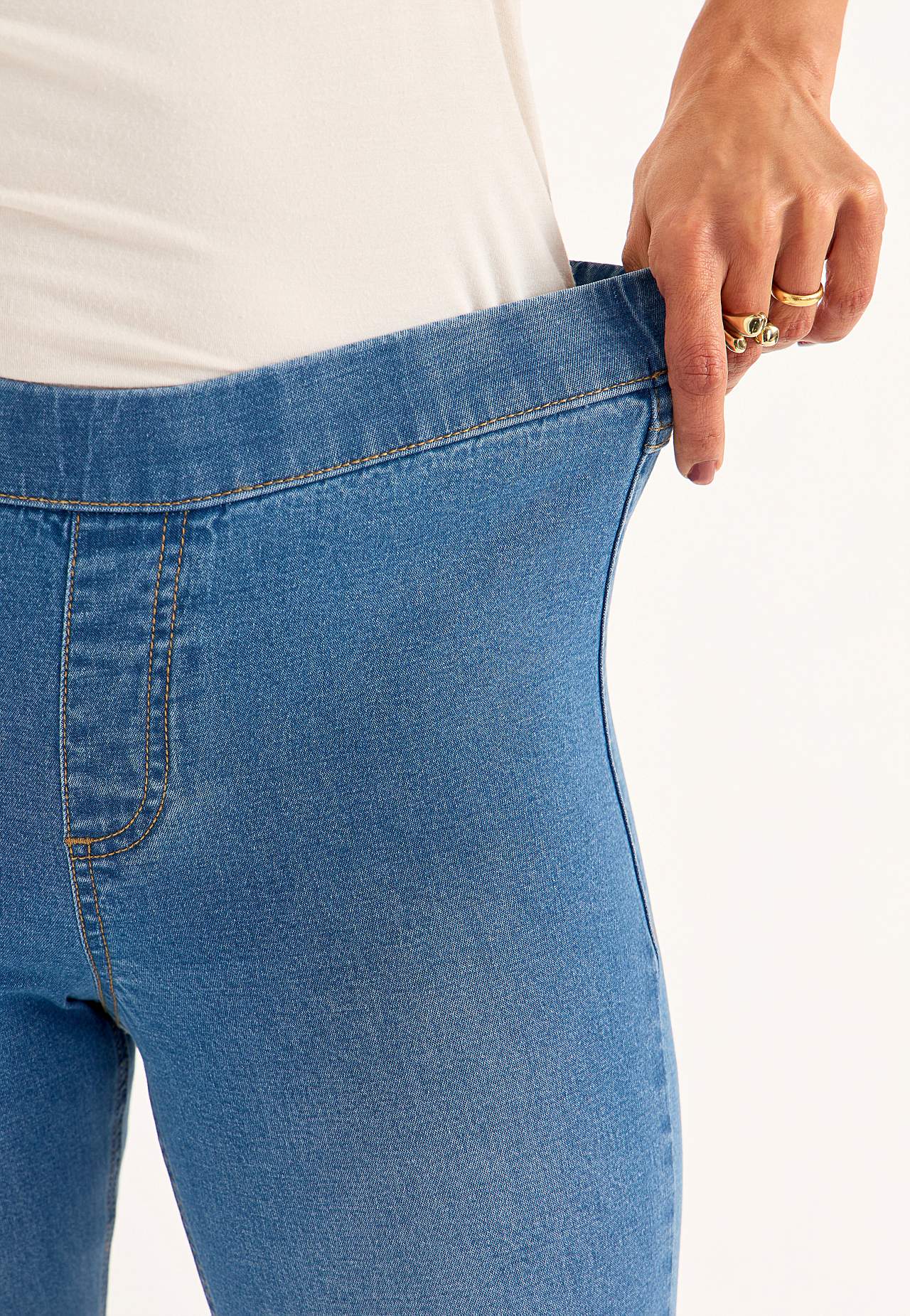 Joustavat jeggingsit bootcut-lahkeella