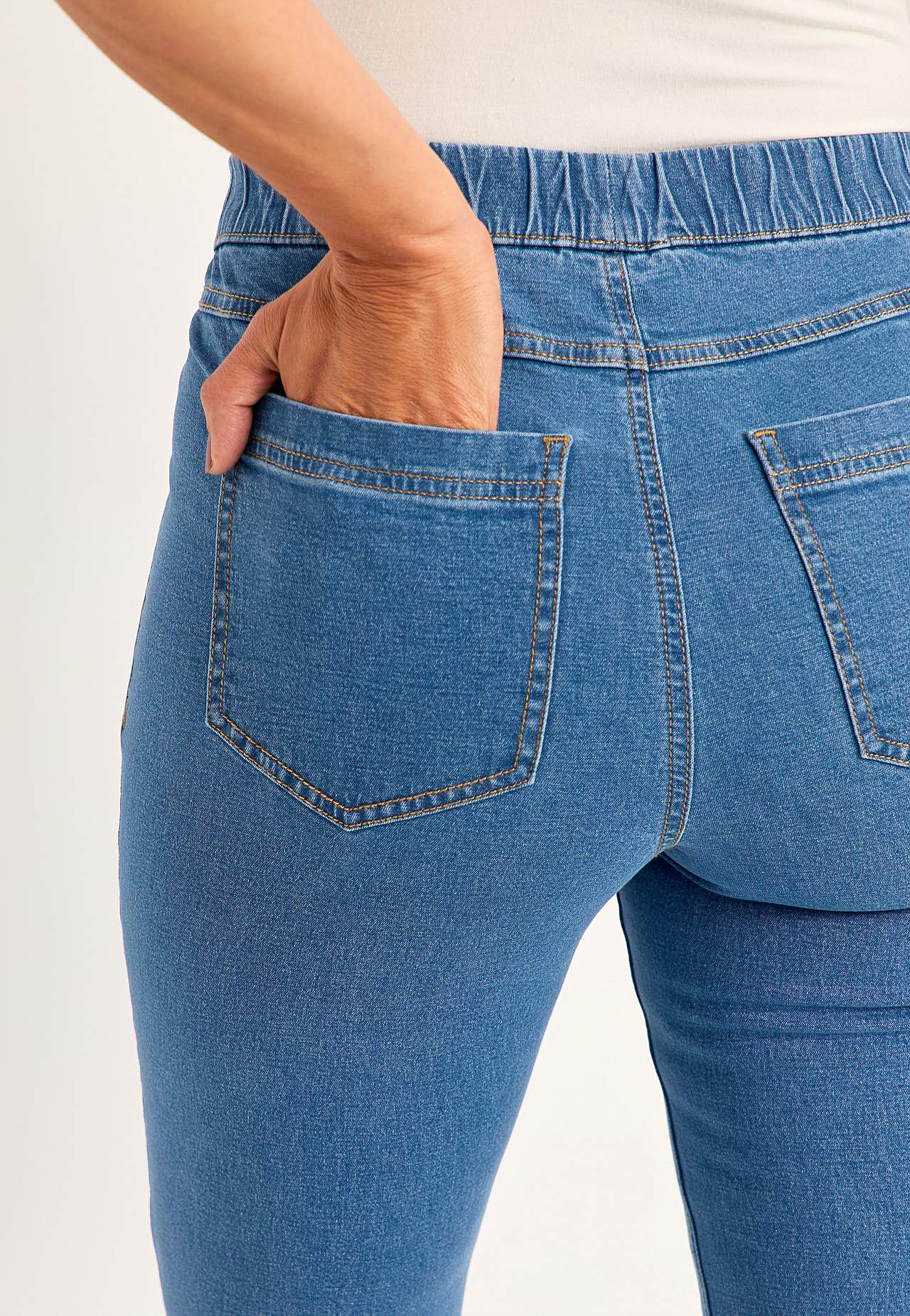 Joustavat jeggingsit bootcut-lahkeella