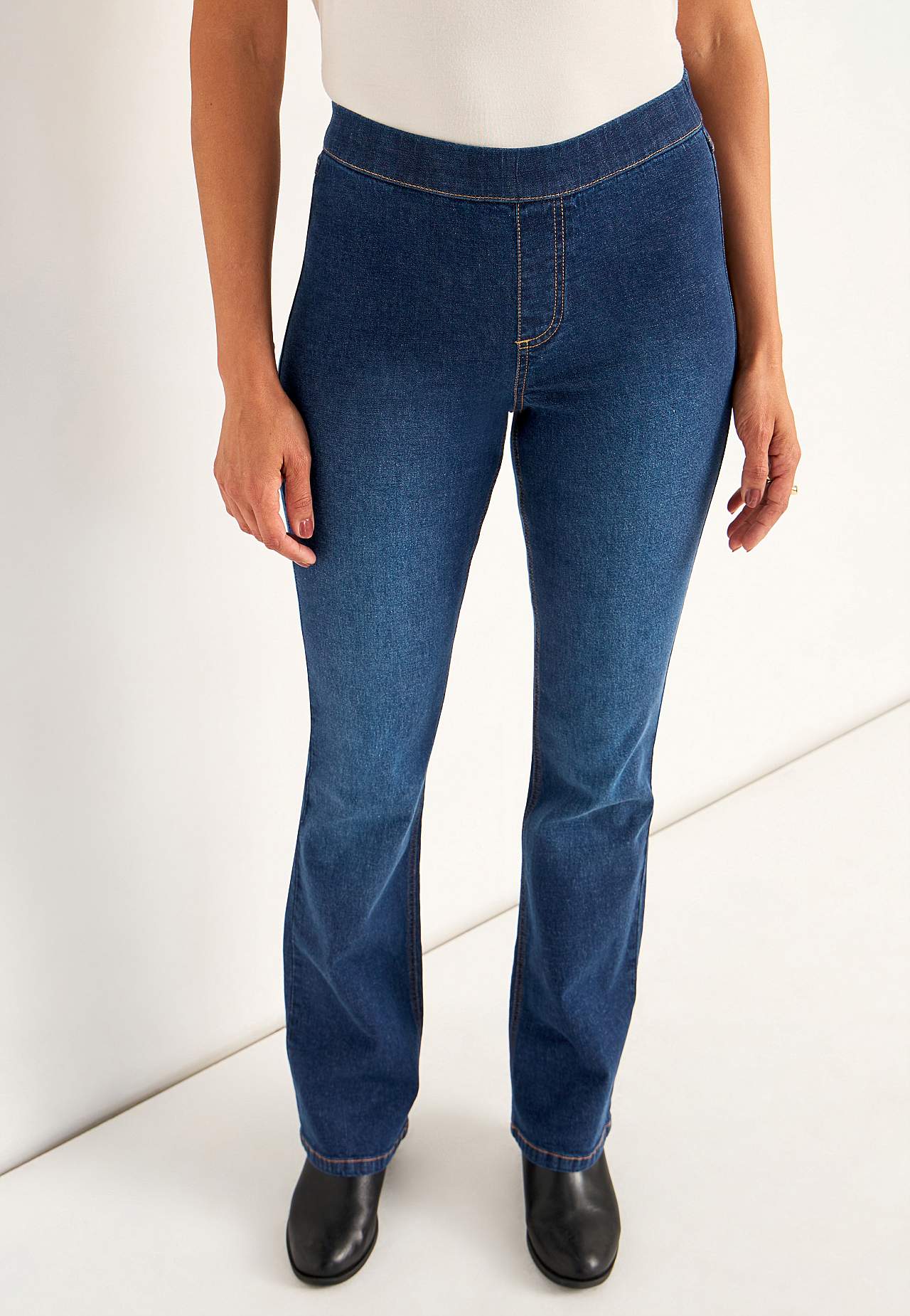 Joustavat jeggingsit bootcut-lahkeella