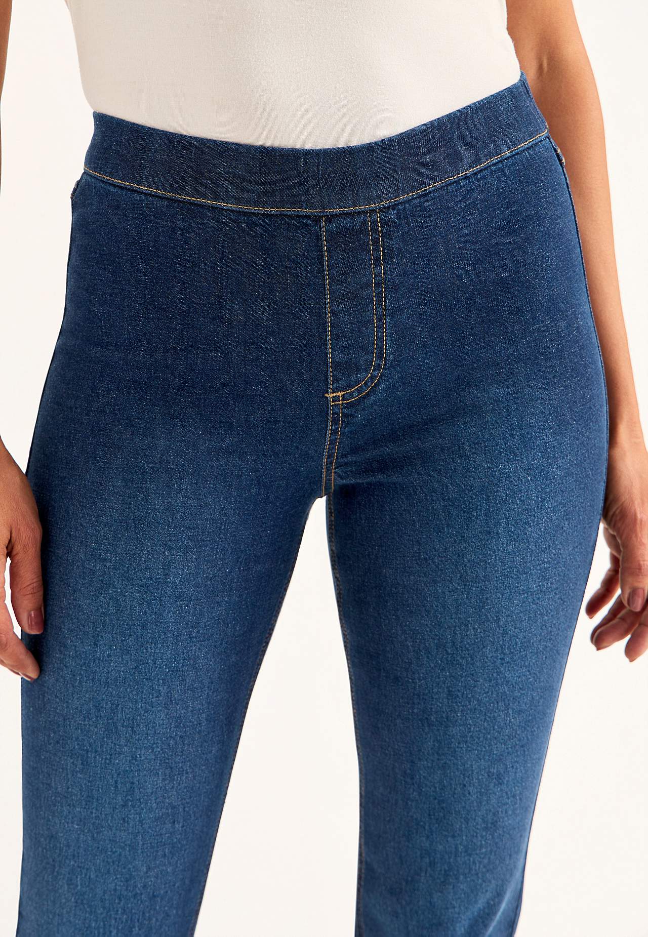 Joustavat jeggingsit bootcut-lahkeella