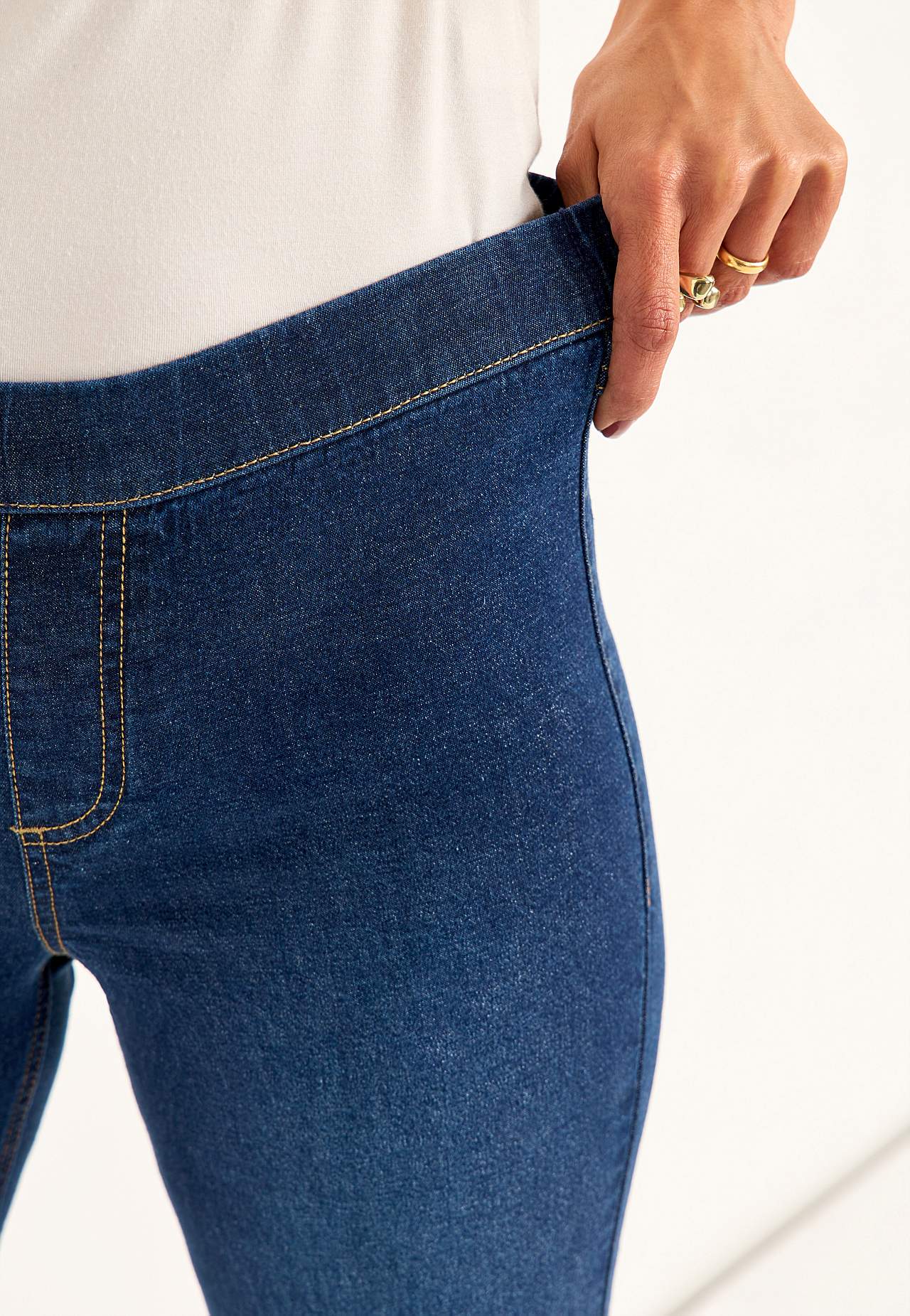 Joustavat jeggingsit bootcut-lahkeella