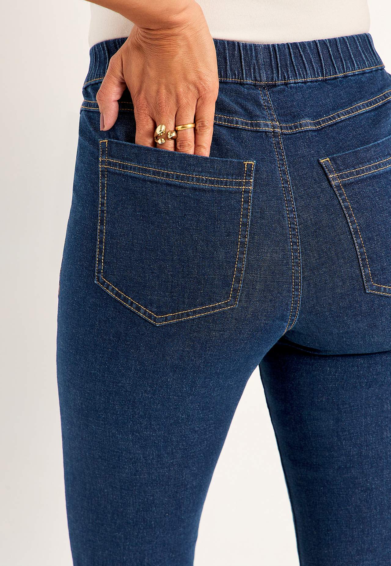 Joustavat jeggingsit bootcut-lahkeella