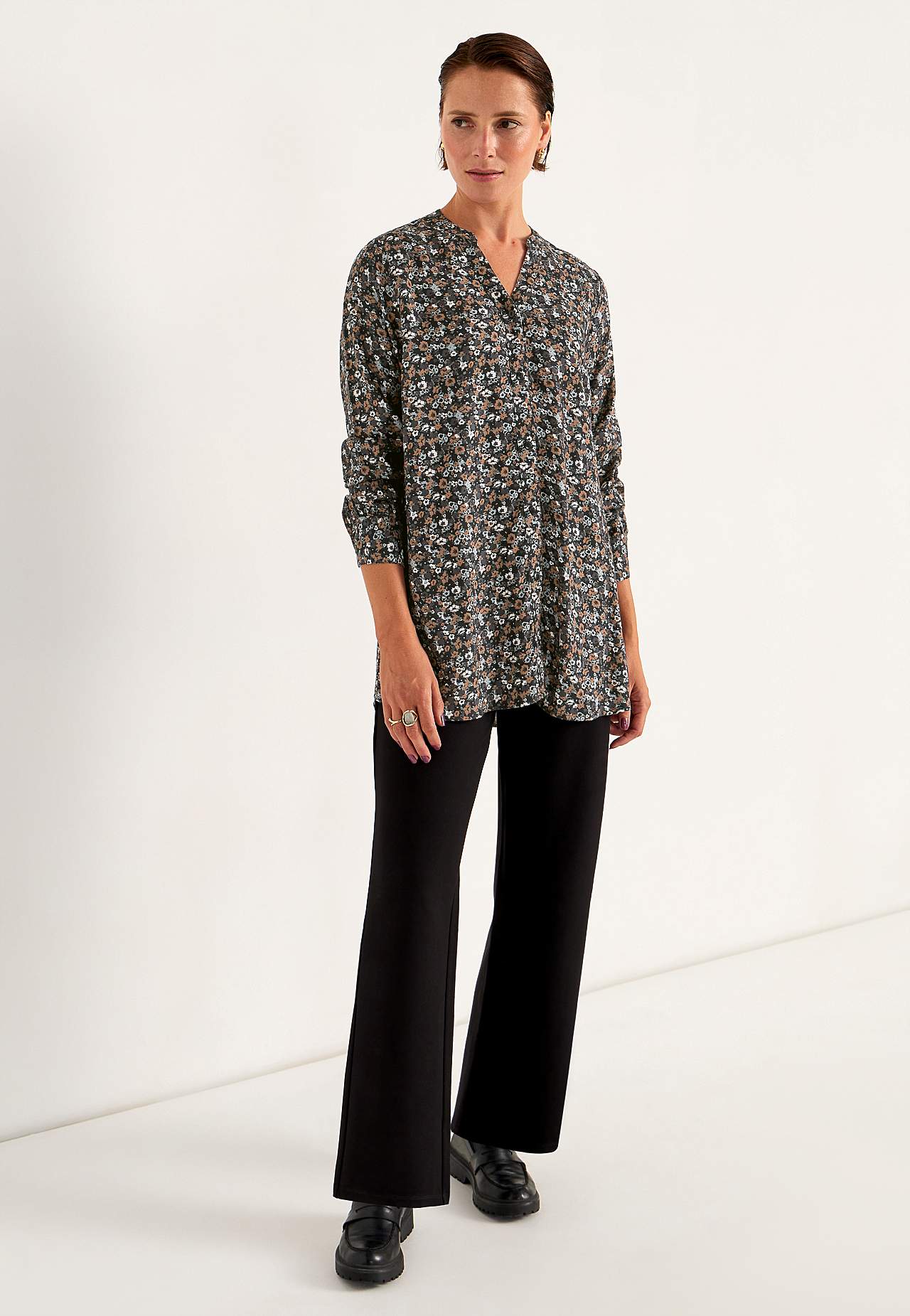 Kudottu tunika napeilla