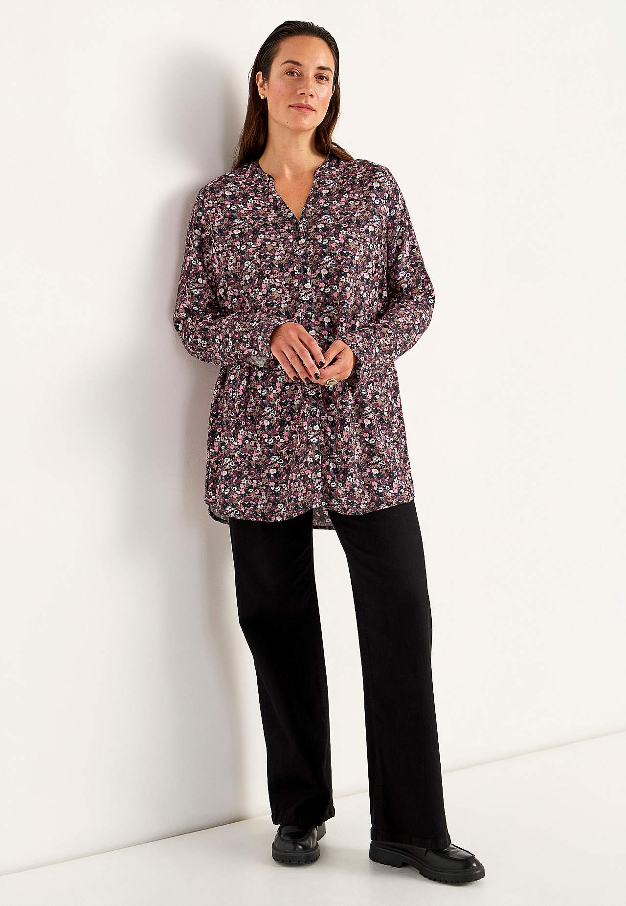 Kudottu tunika napeilla