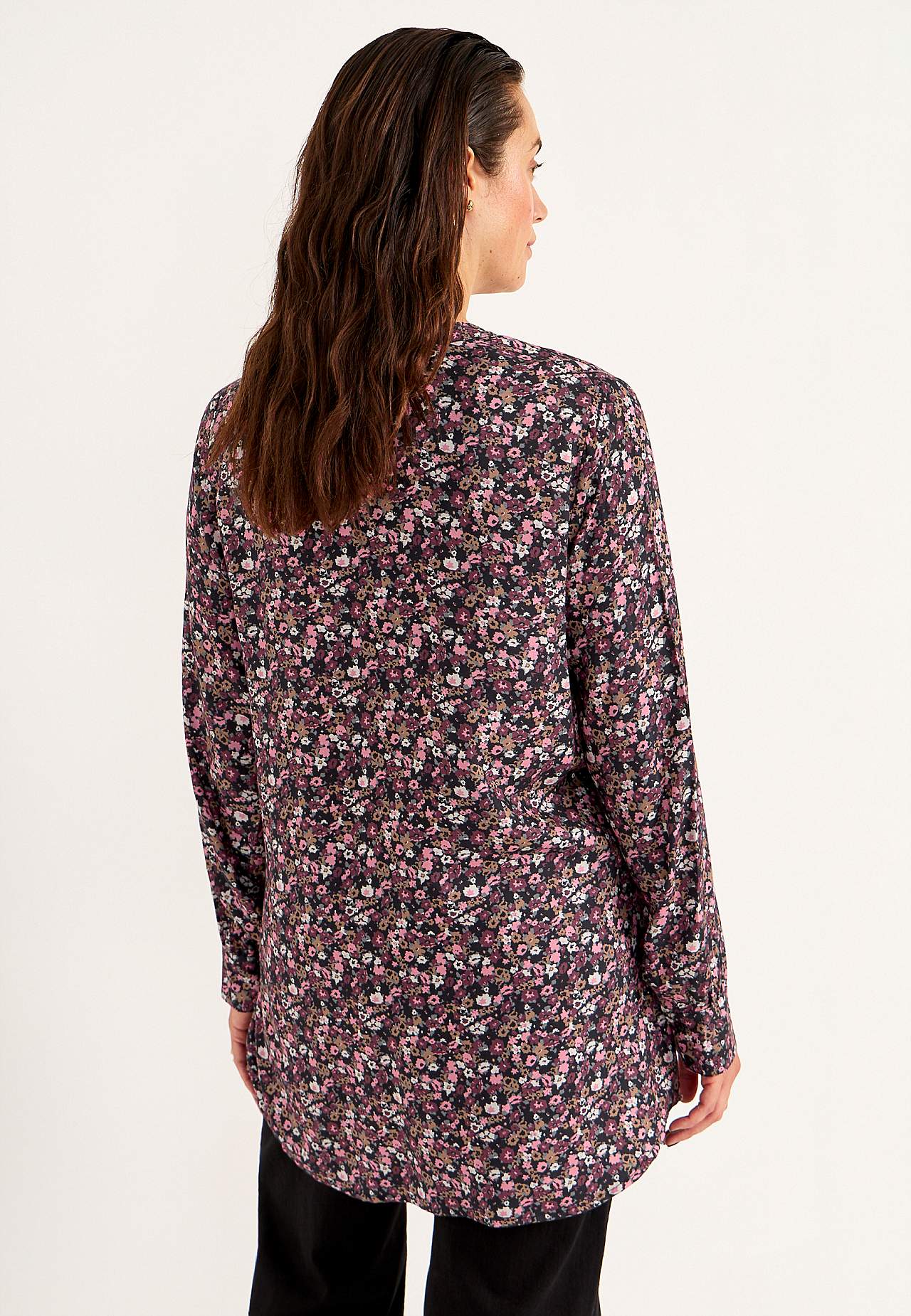 Kudottu tunika napeilla