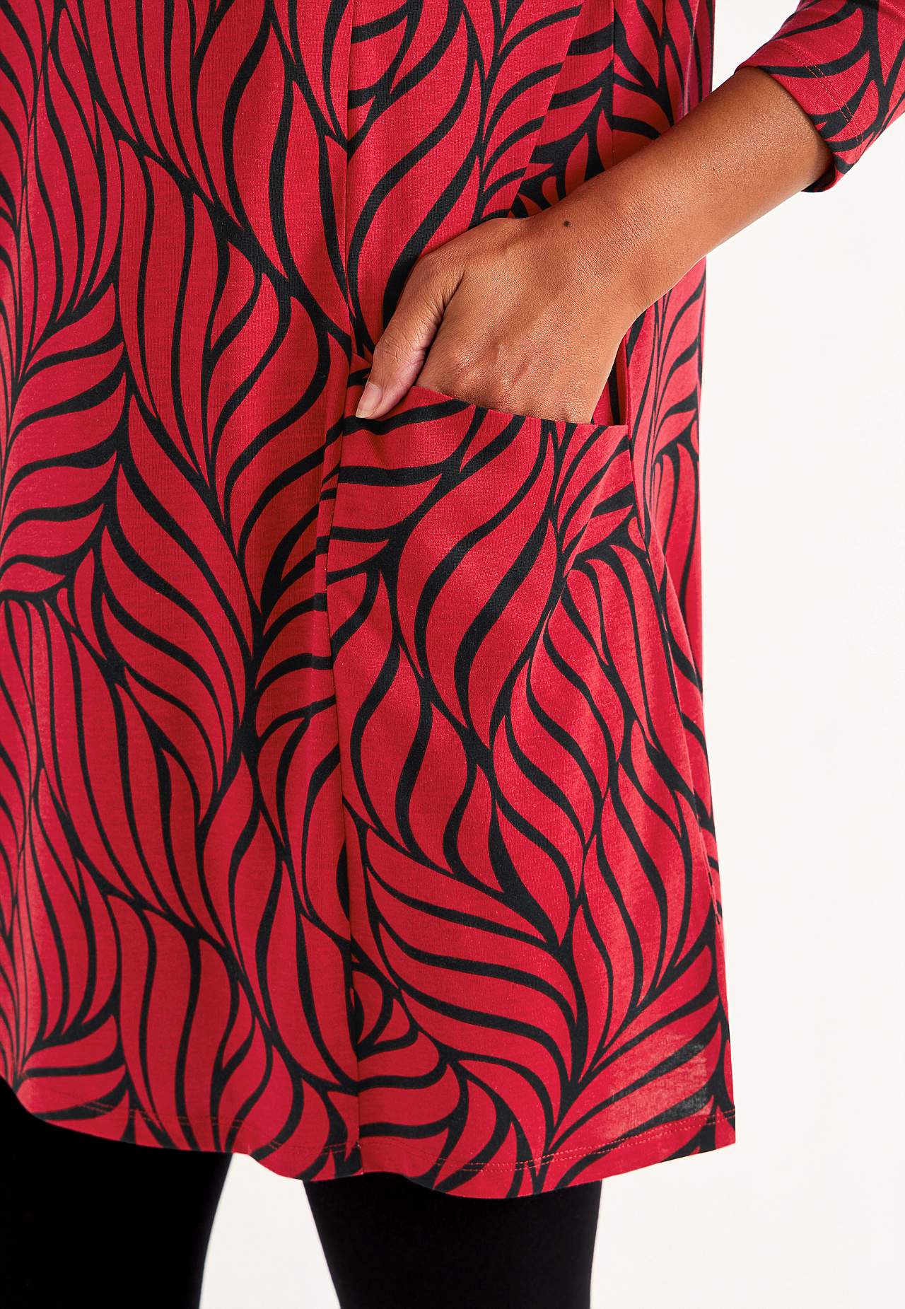 Trikootunika taskuilla