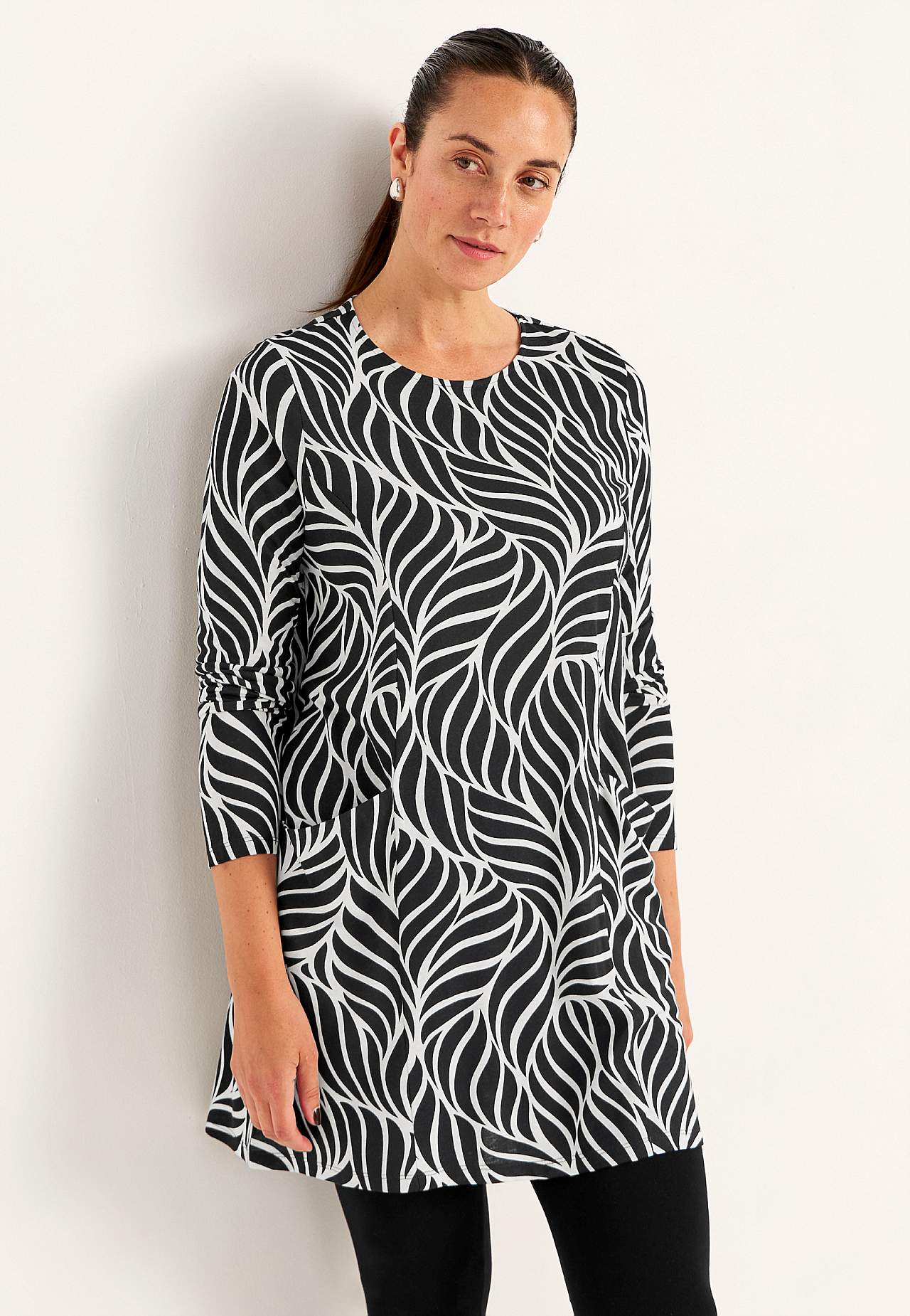 Trikootunika taskuilla