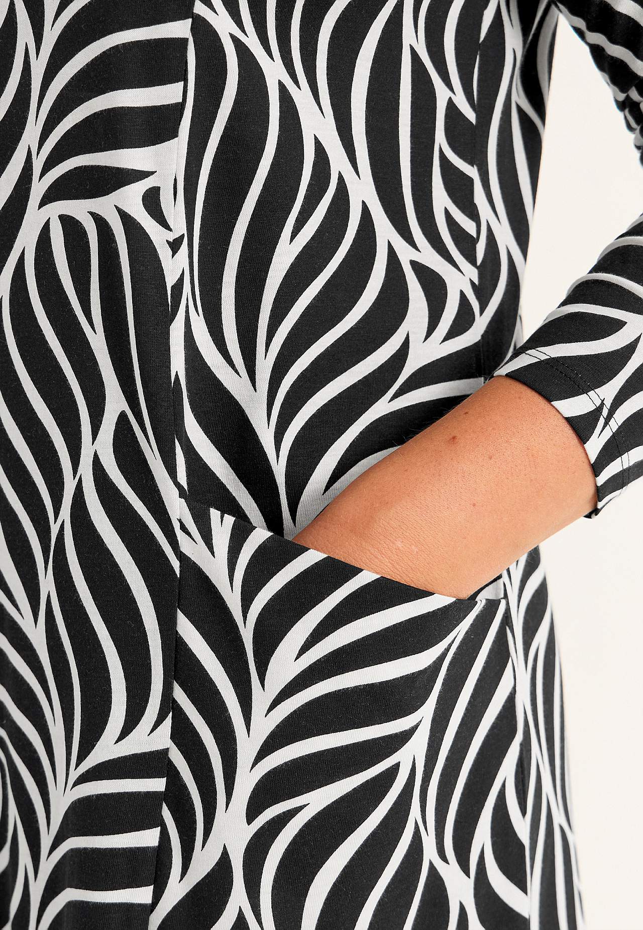 Trikootunika taskuilla