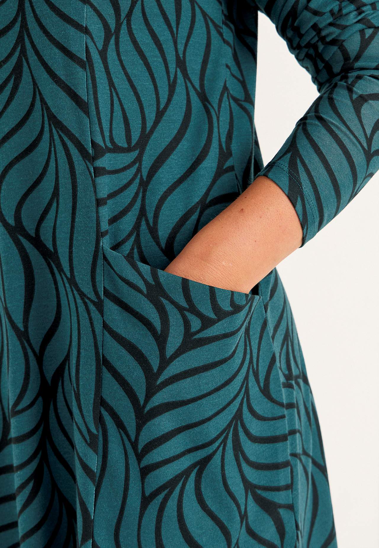 Trikootunika taskuilla