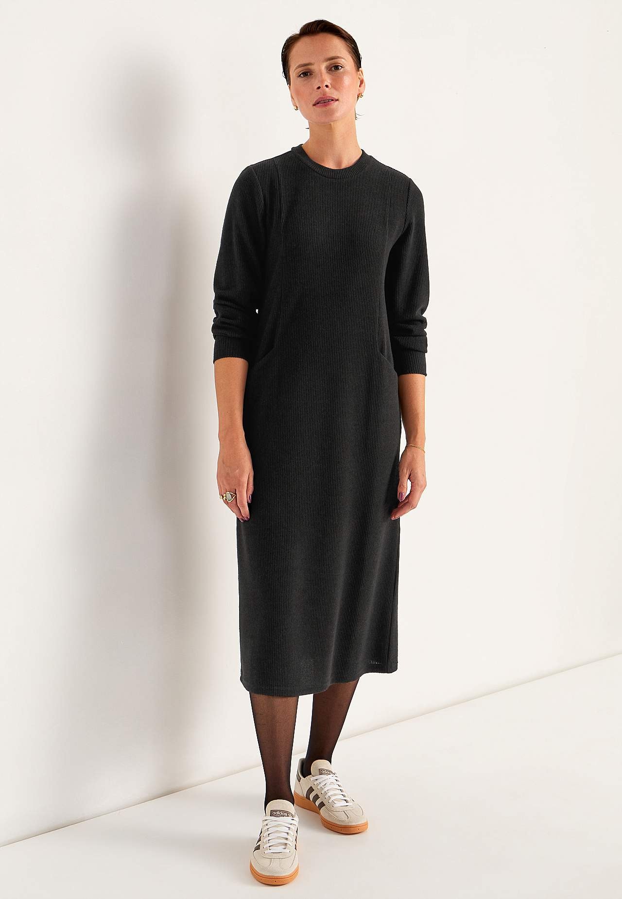 Hyvin pehmeä mekko taskuilla Beata