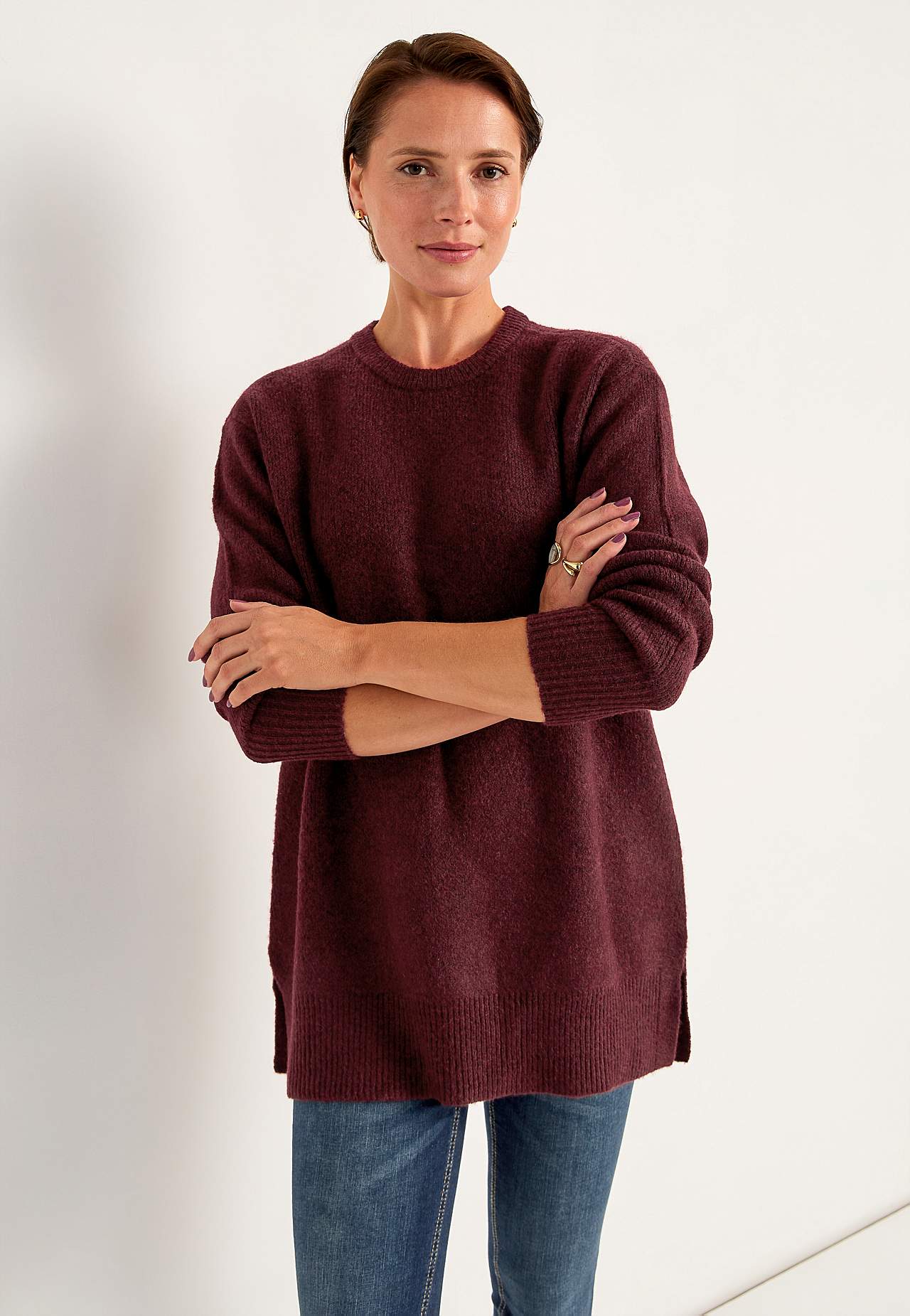 Neulottu tunika halkioilla