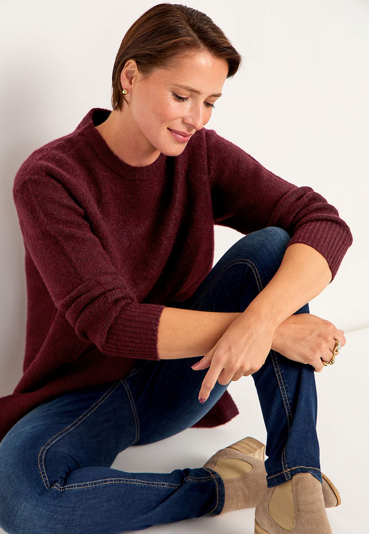 Neulottu tunika halkioilla