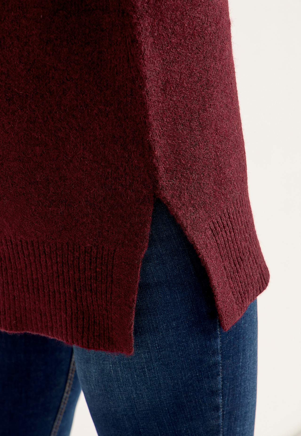 Neulottu tunika halkioilla