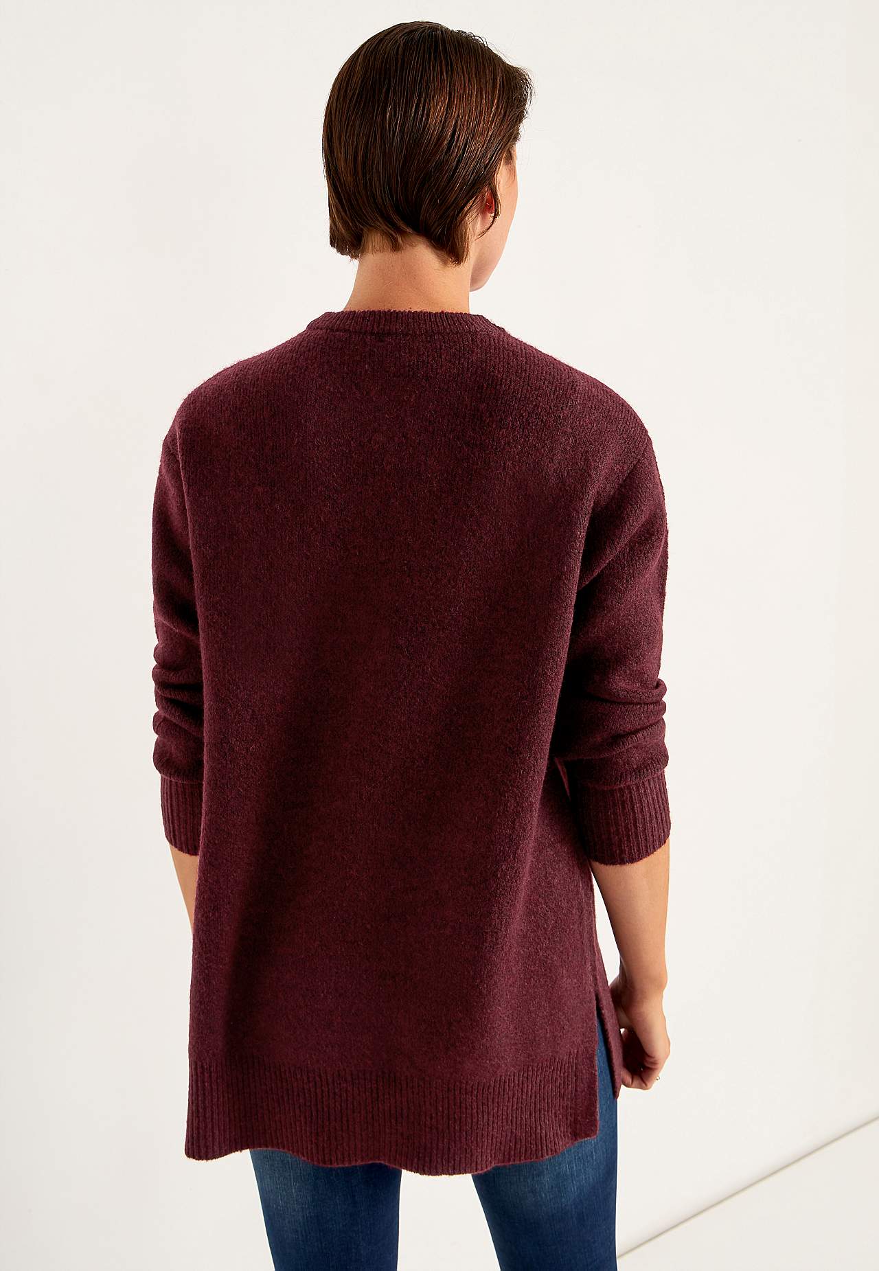 Neulottu tunika halkioilla