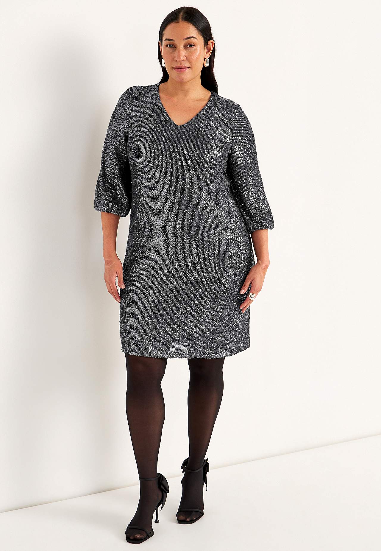 V-kaula-aukkoinen paljettimekko