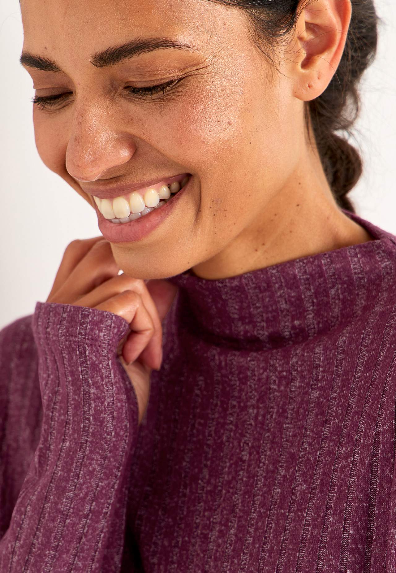 Pehmeä trikoomekko taskuilla