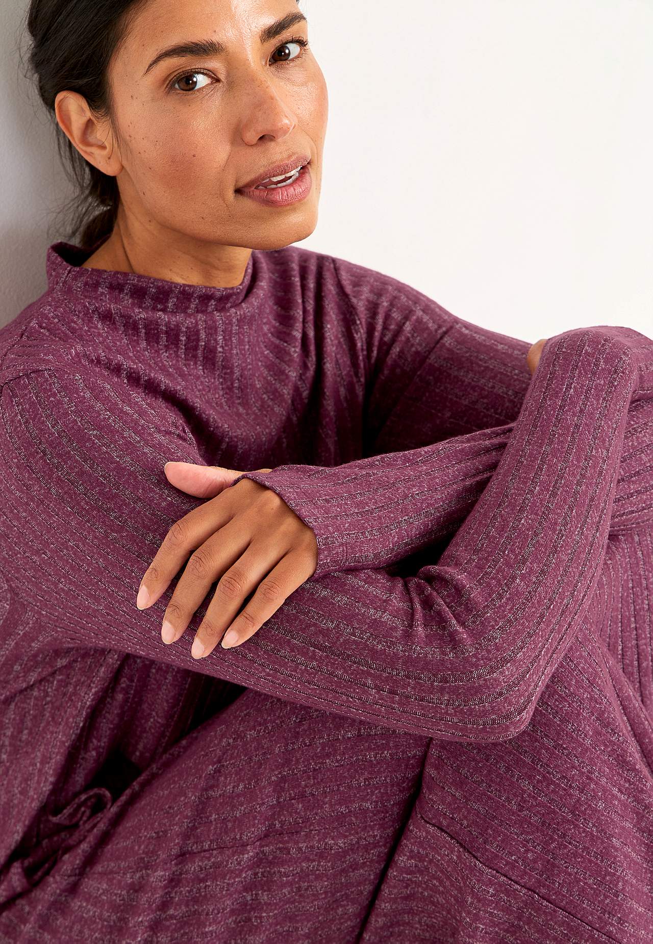 Pehmeä trikoomekko taskuilla