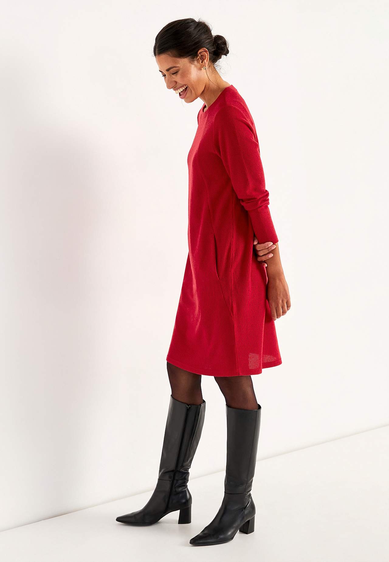 Hyvin pehmeä mekko taskuilla Beata