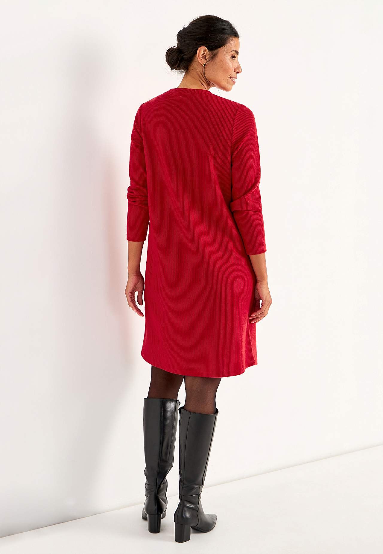 Hyvin pehmeä mekko taskuilla Beata