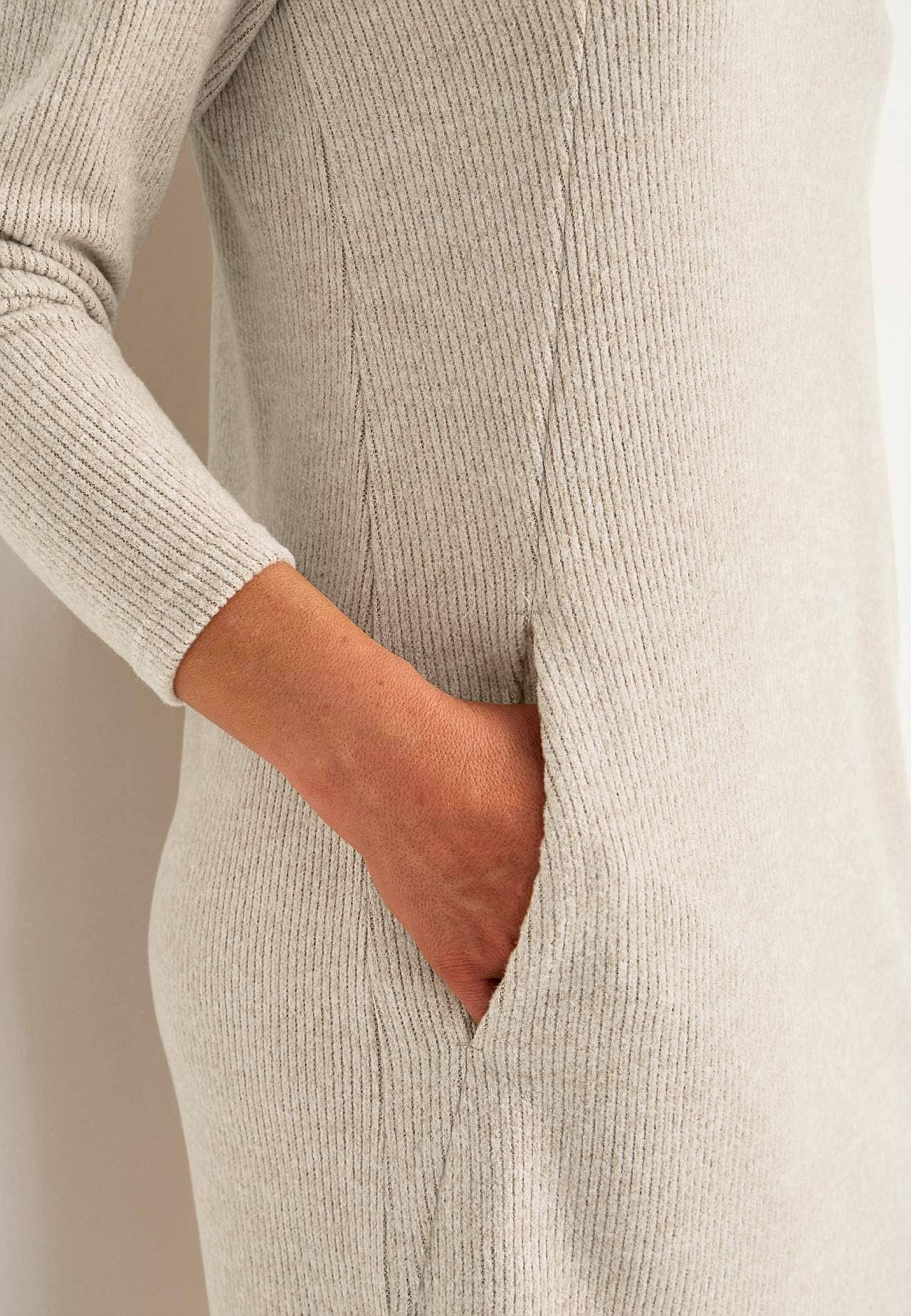 Hyvin pehmeä mekko taskuilla Beata