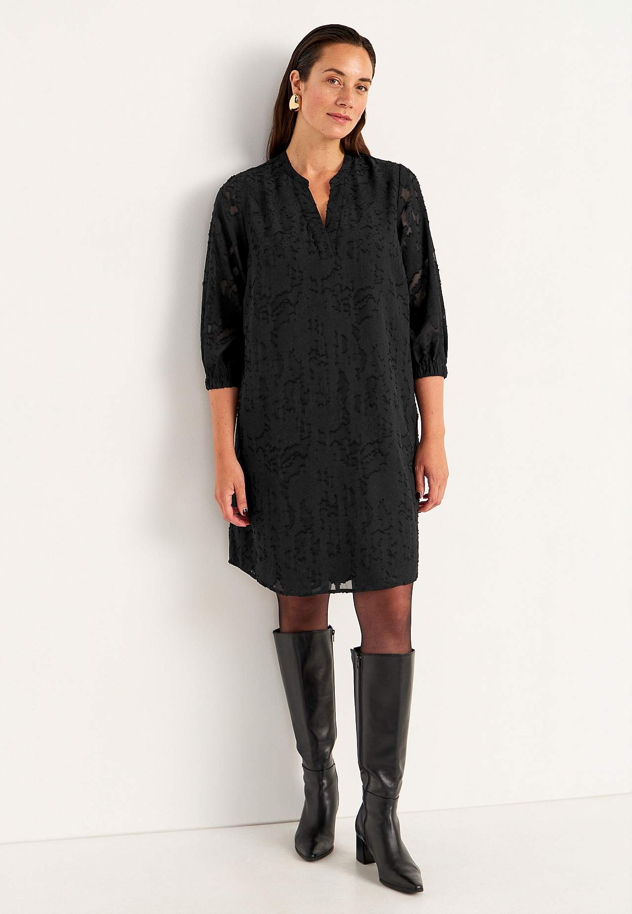 Jacquard-neuloksinen, läpikuultava mekko