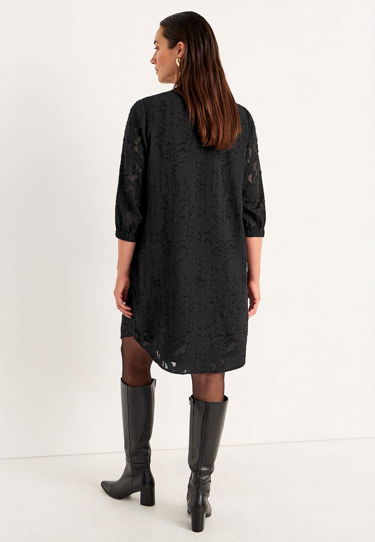 Jacquard-neuloksinen, läpikuultava mekko