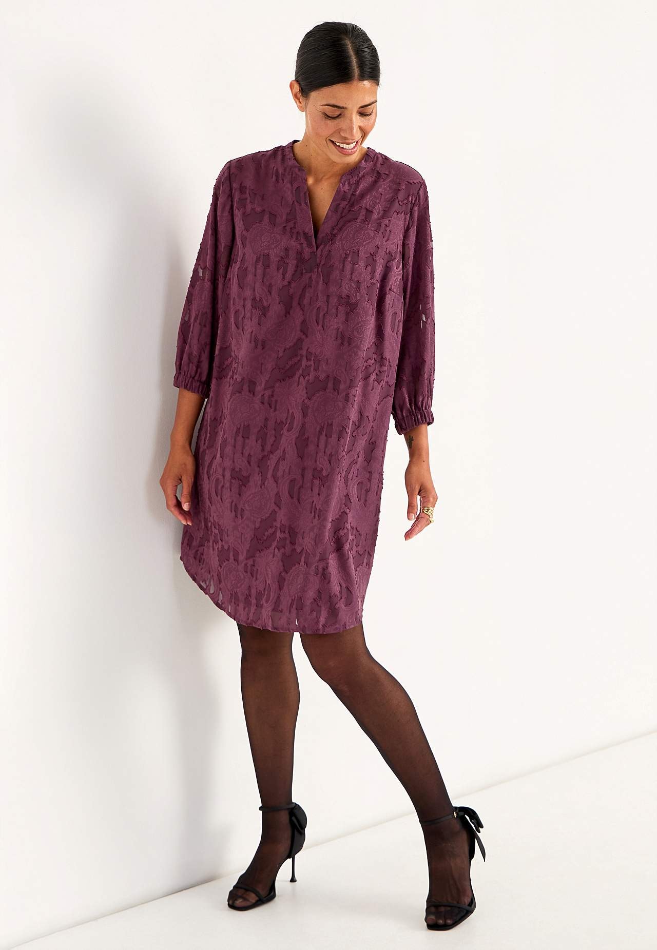 Jacquard-neuloksinen, läpikuultava mekko