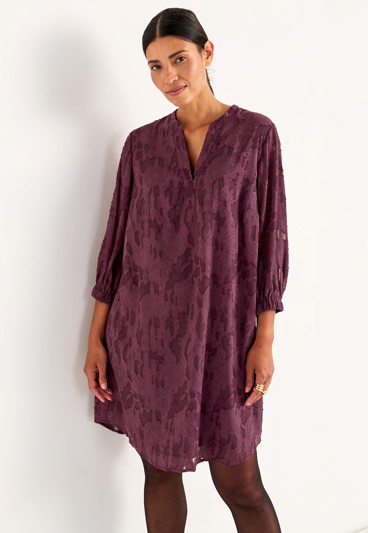 Jacquard-neuloksinen, läpikuultava mekko