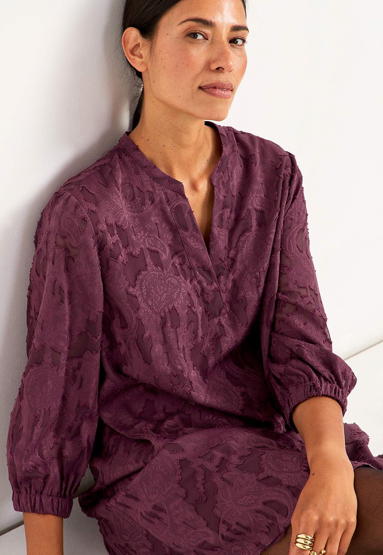 Jacquard-neuloksinen, läpikuultava mekko