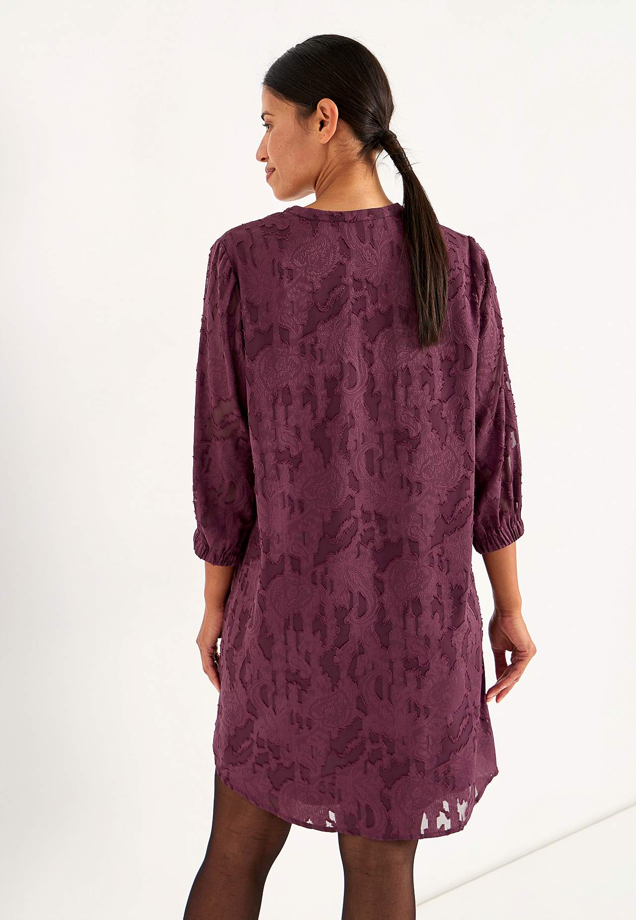 Jacquard-neuloksinen, läpikuultava mekko