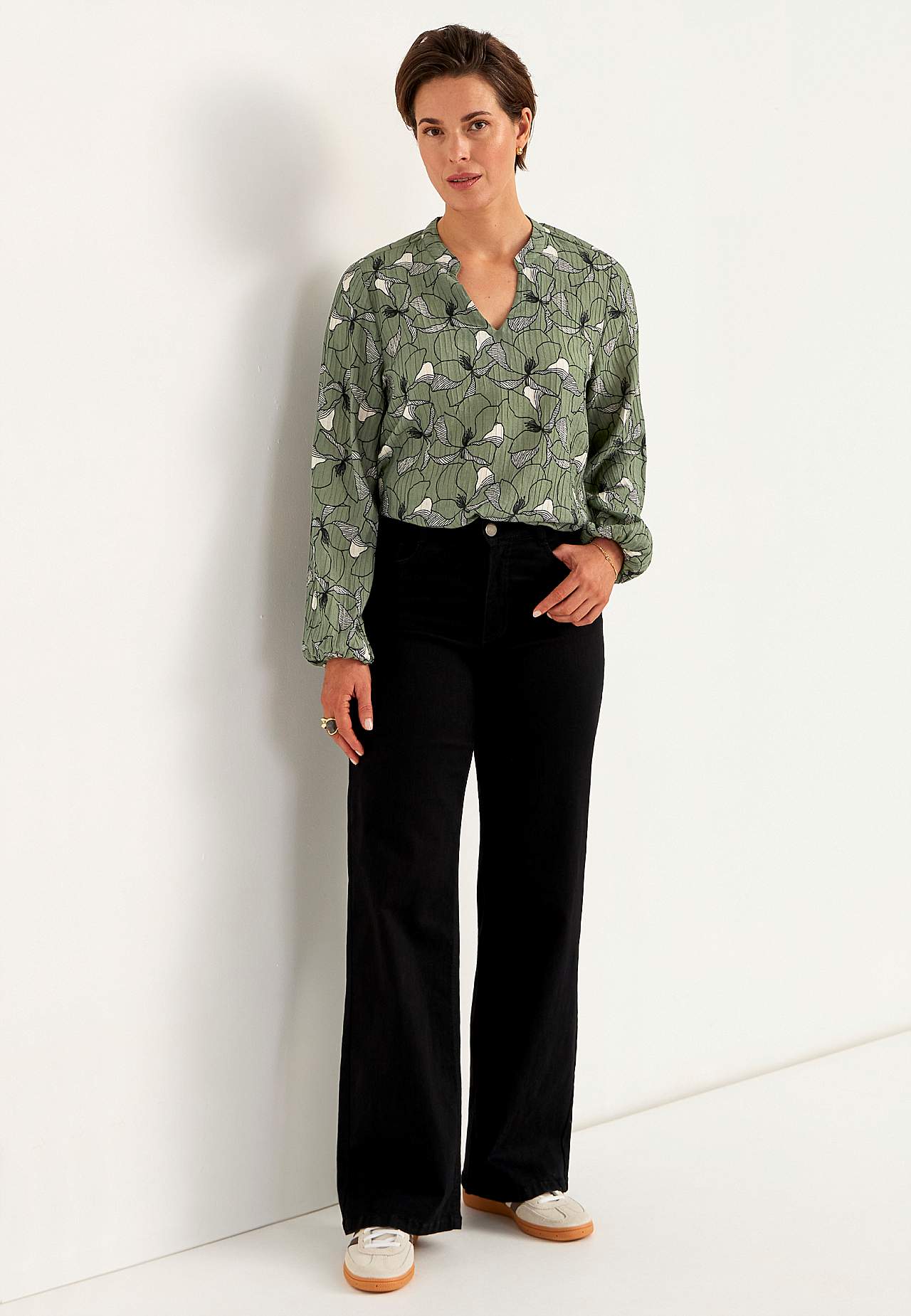 Kukkakuvioinen pusero sommitelmalla