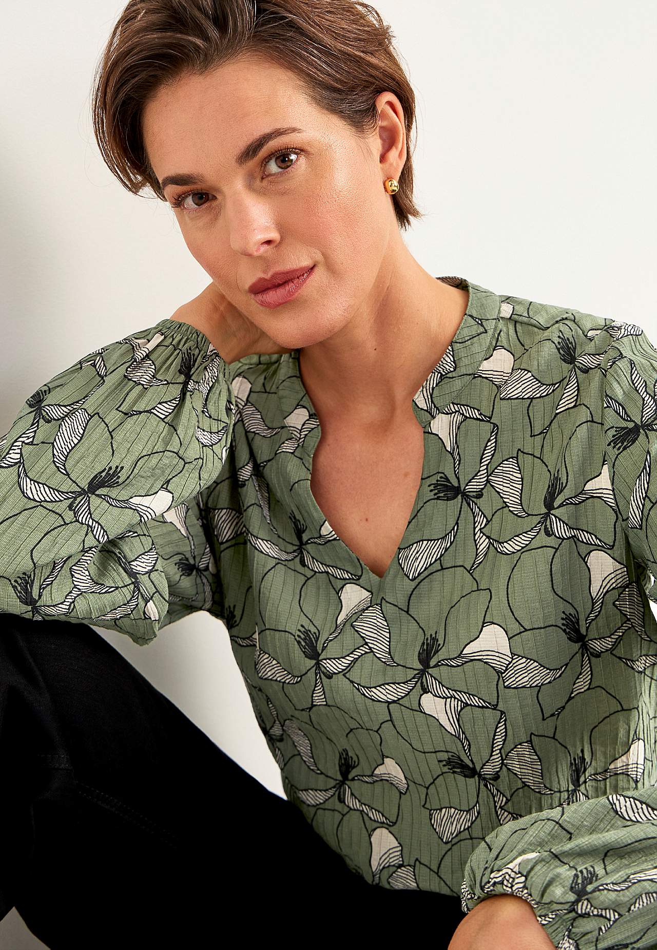 Kukkakuvioinen pusero sommitelmalla