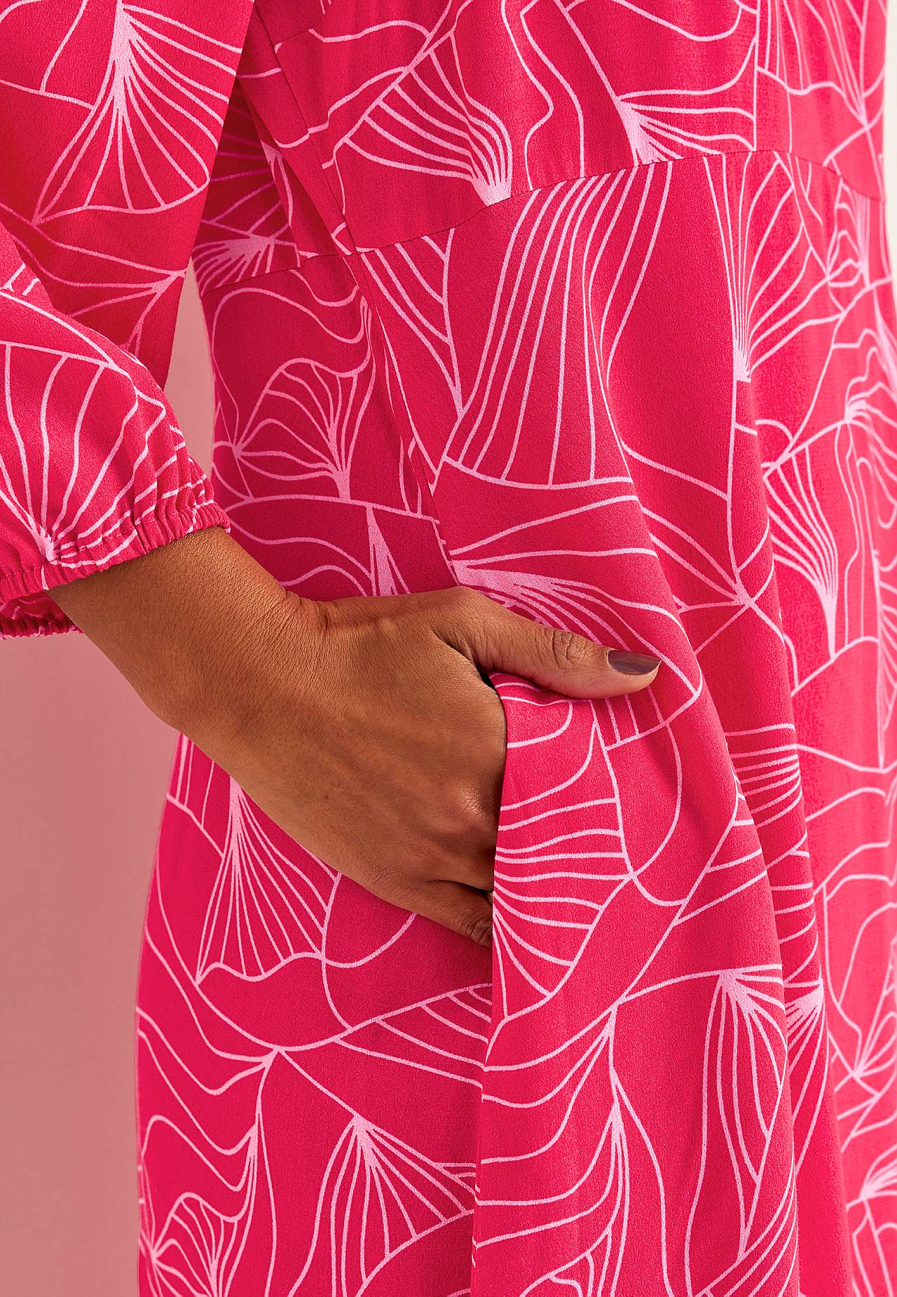 Kudottu mekko taskuilla