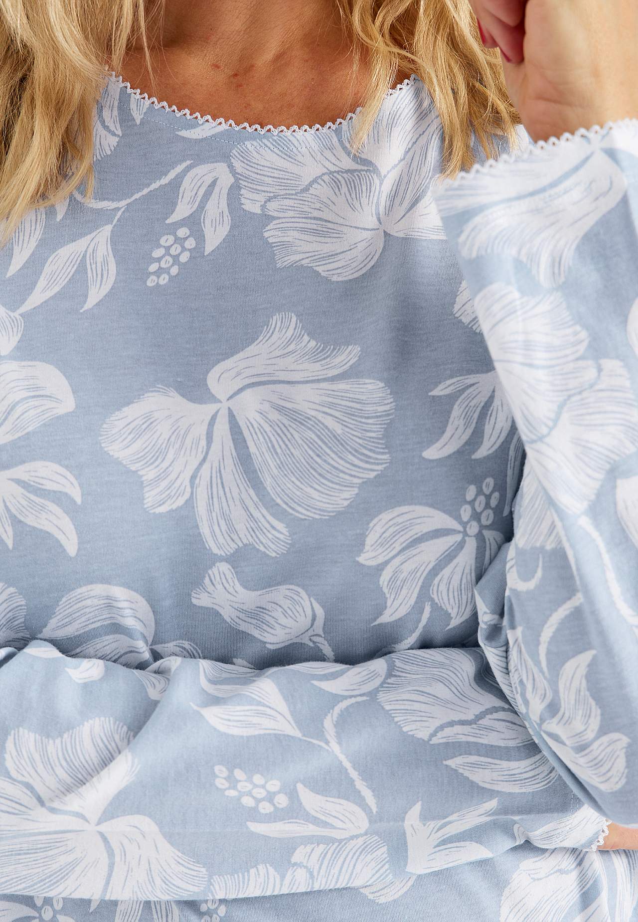 Kukkakuvioinen yömekko