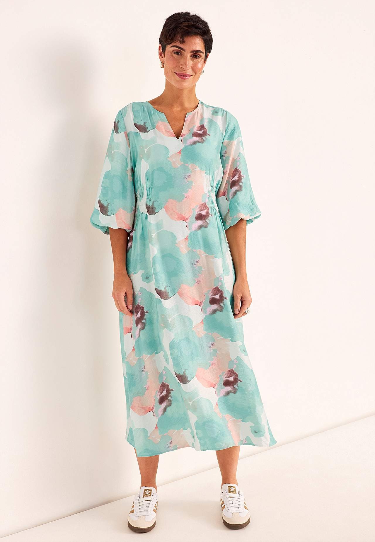 Mekko vuoratuilla puhvihihoilla