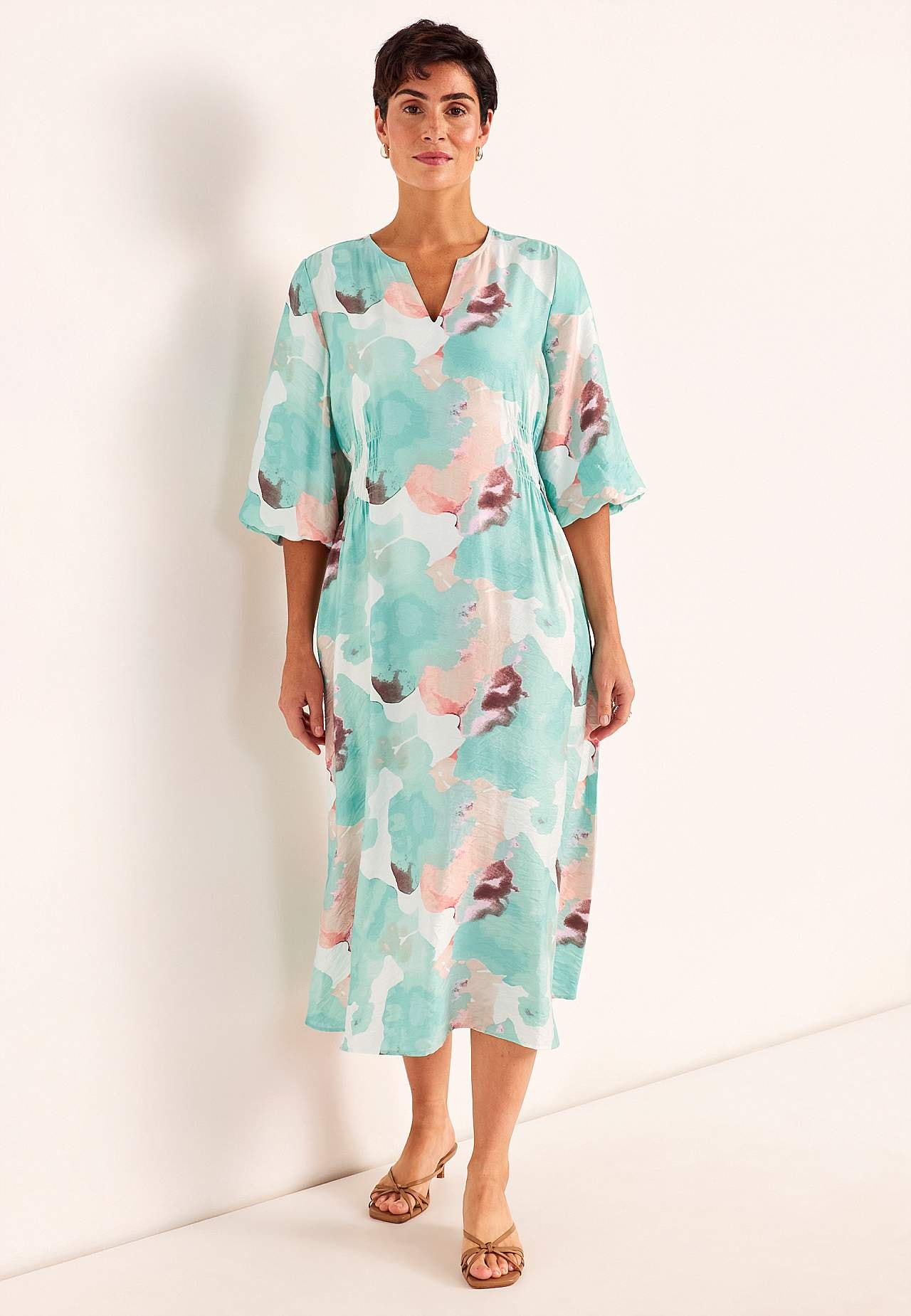 Mekko vuoratuilla puhvihihoilla