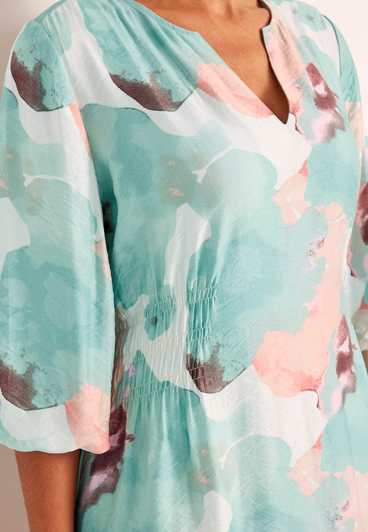 Mekko vuoratuilla puhvihihoilla