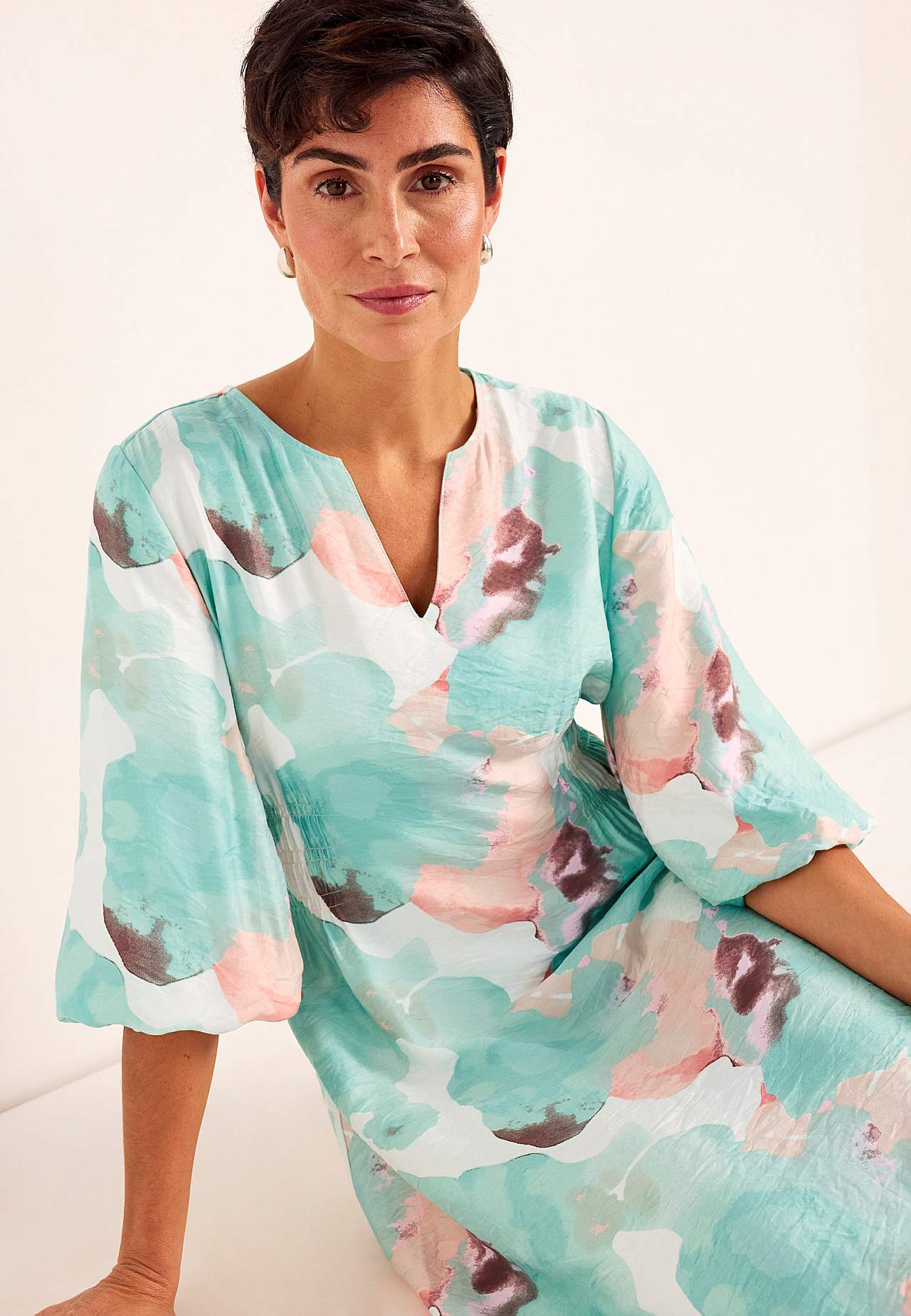 Mekko vuoratuilla puhvihihoilla