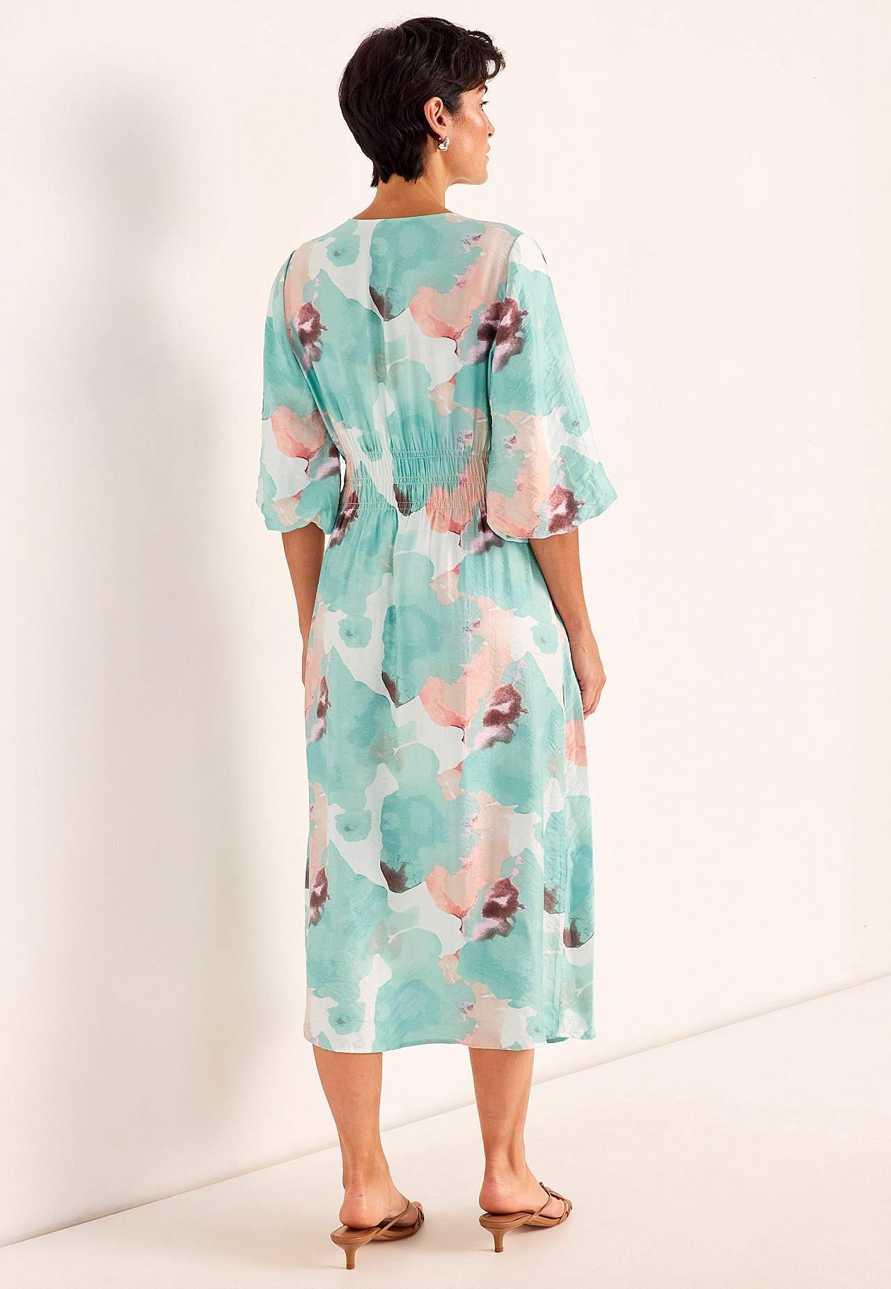 Mekko vuoratuilla puhvihihoilla