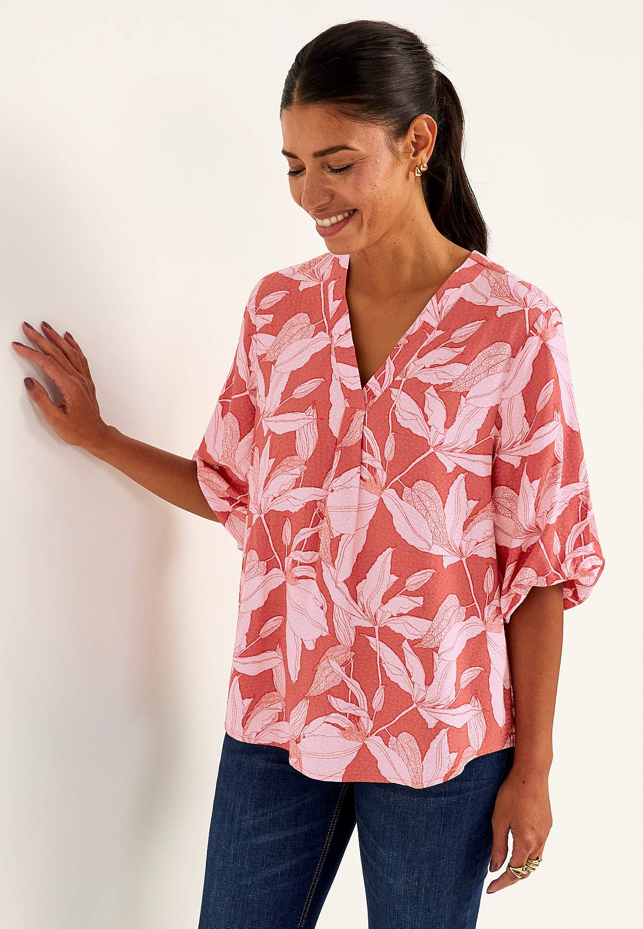 Kudottu pusero puhvihihoilla