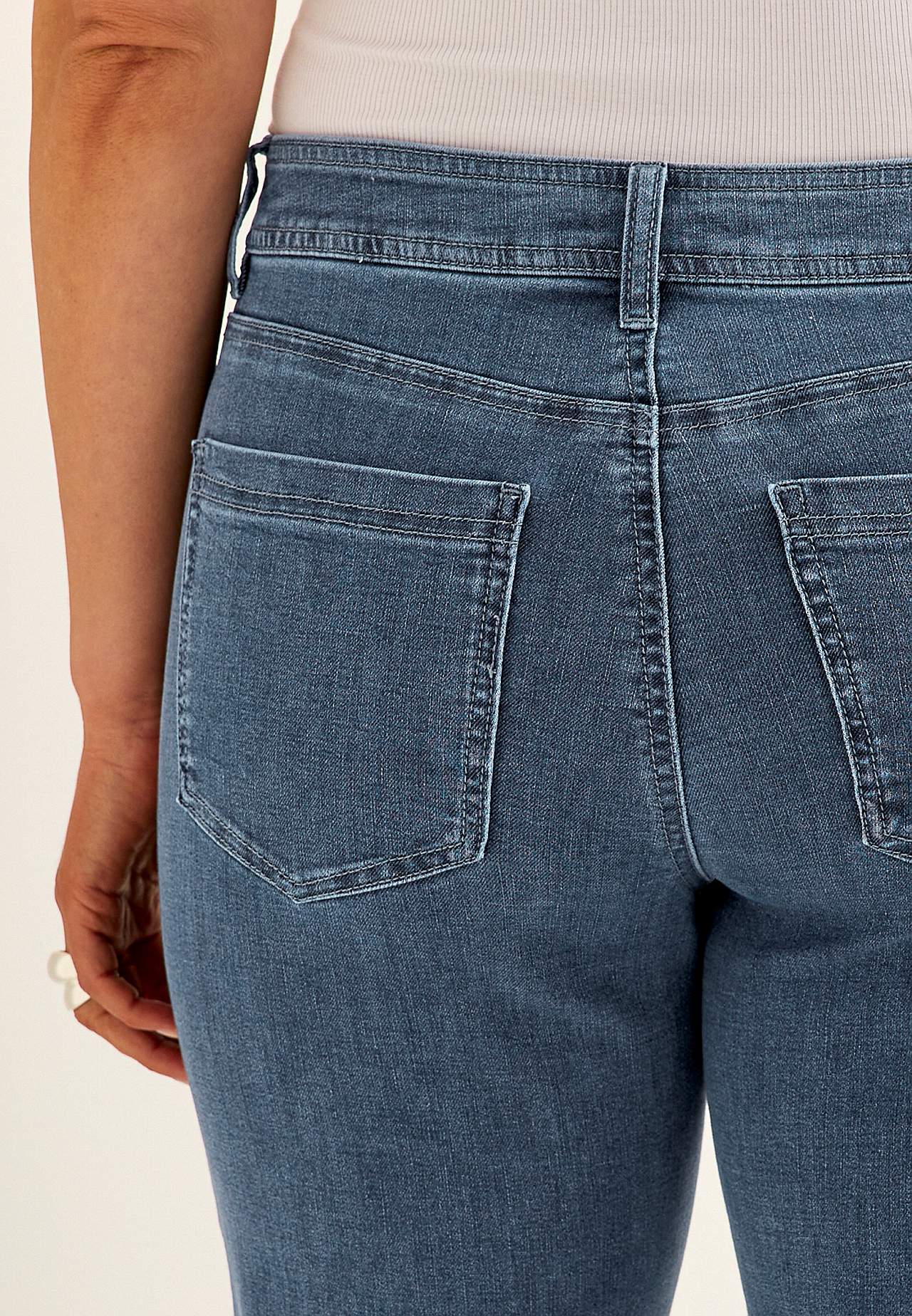 Leveät farkut erittäin joustavasta denimistä Sara