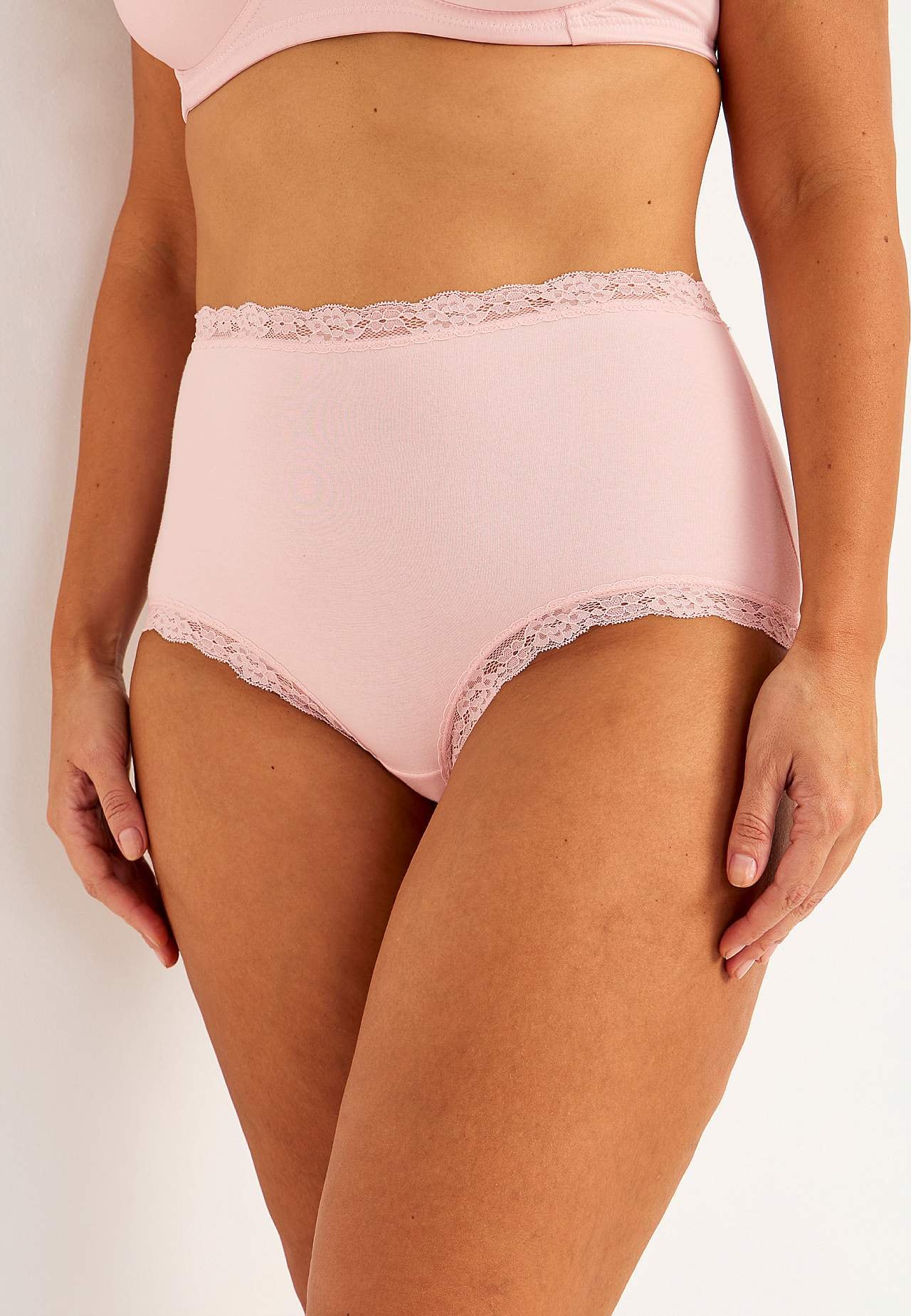 Pikkuhousut korkealla vyötäröllä ja pitsillä 3 kpl/pakkaus