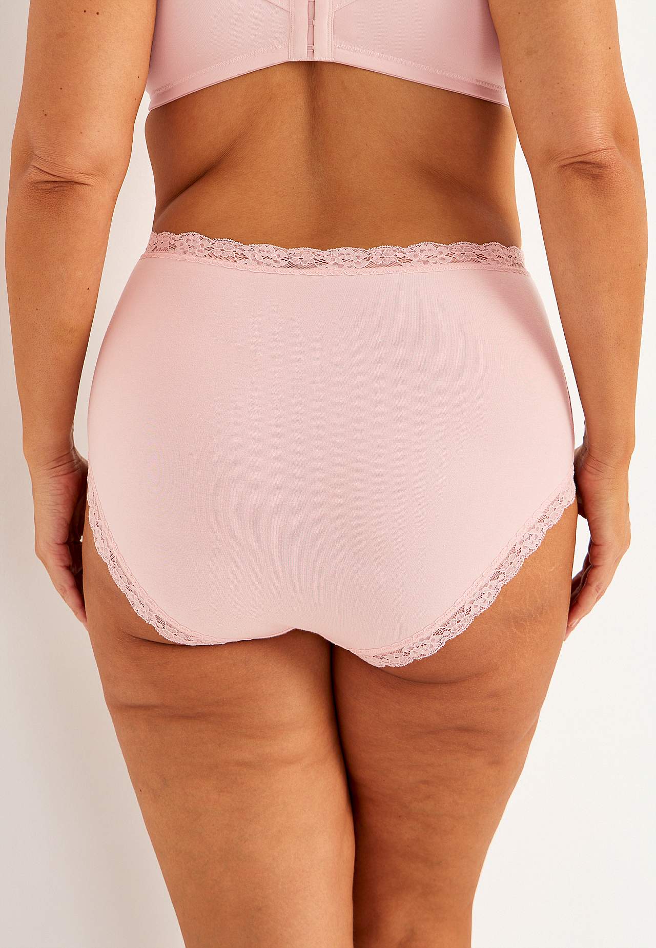 Pikkuhousut korkealla vyötäröllä ja pitsillä 3 kpl/pakkaus