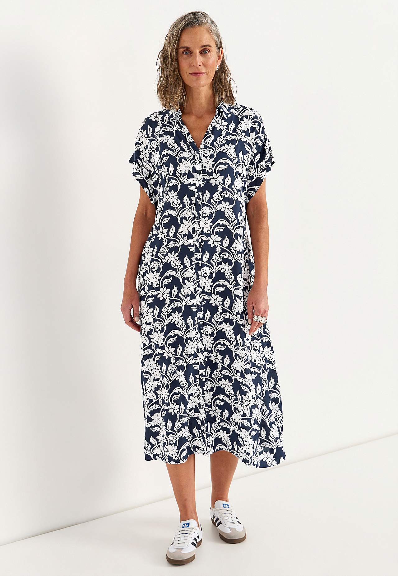 Paitamekko taskuilla