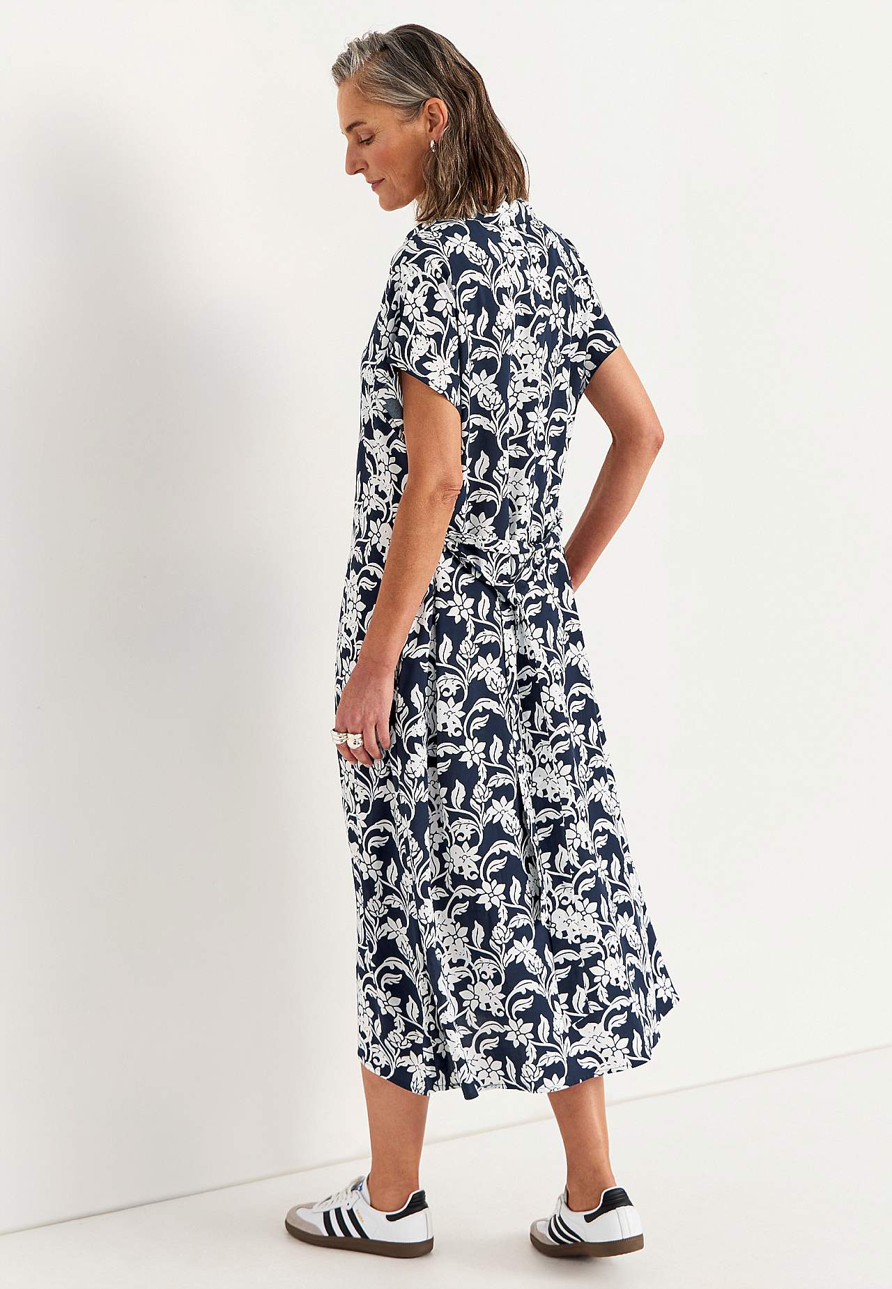 Paitamekko taskuilla